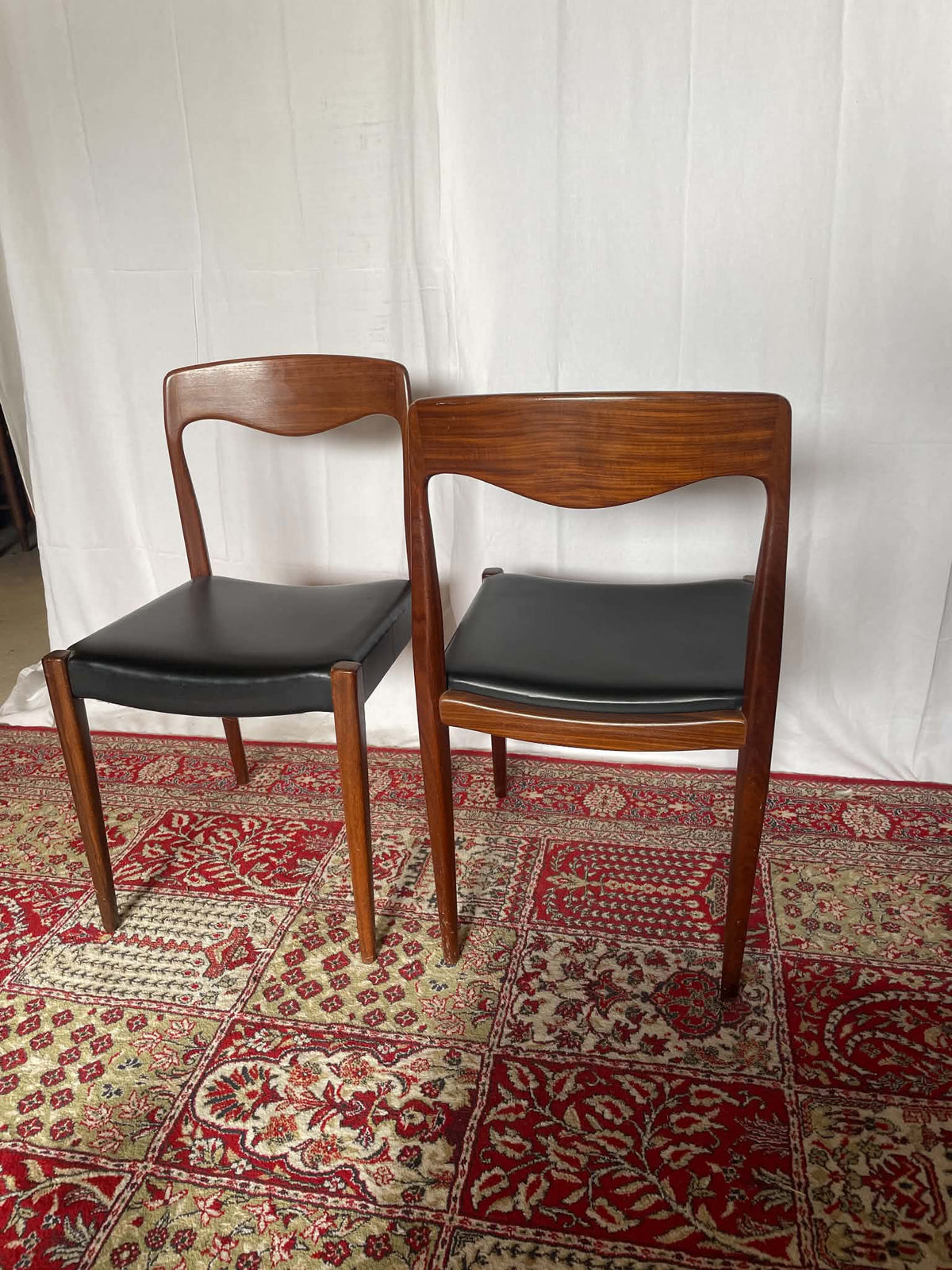 Paire de chaises vintage en teck et skaï noir – Style scandinave