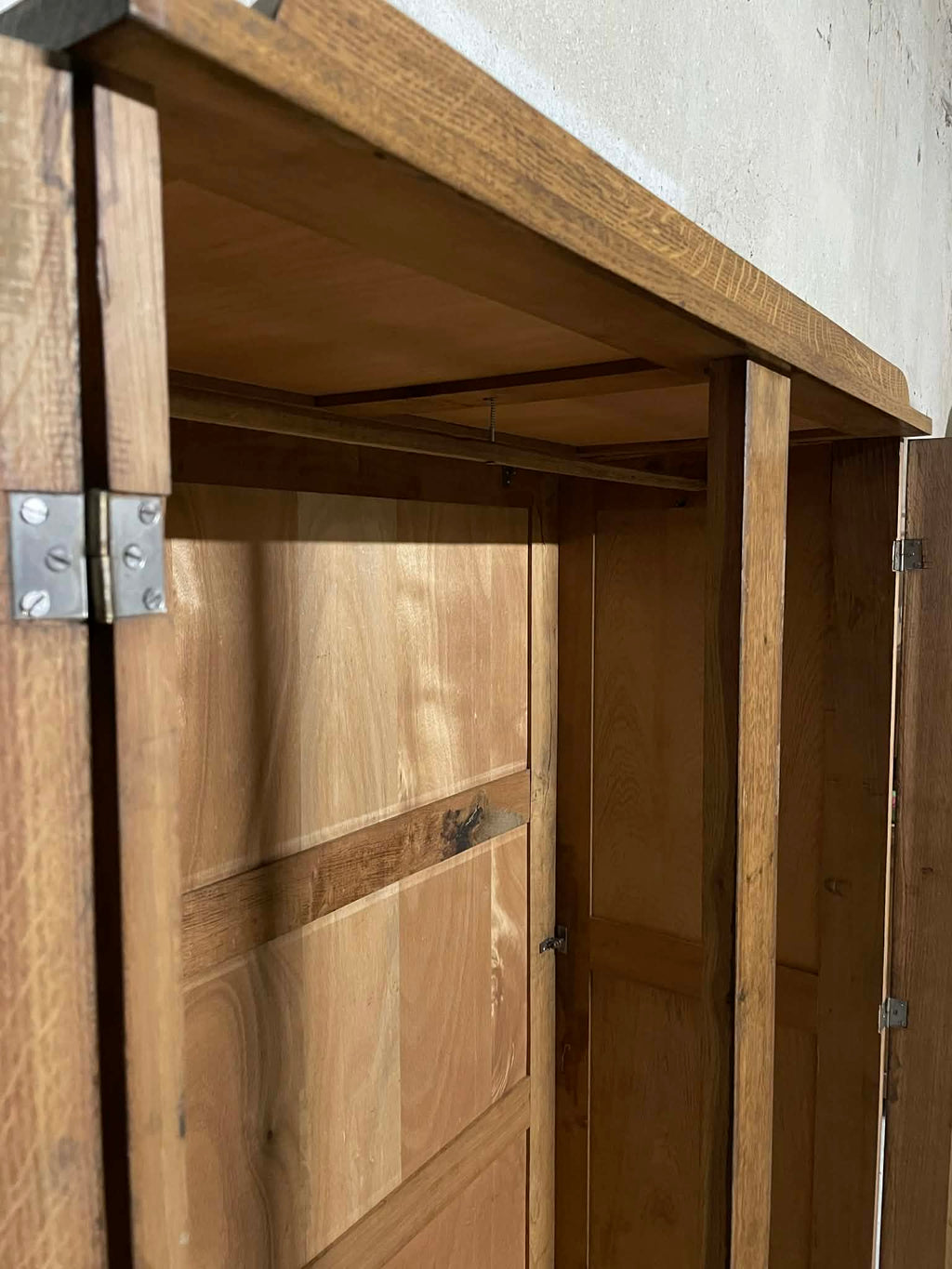 Armoire penderie ancienne en chêne massif