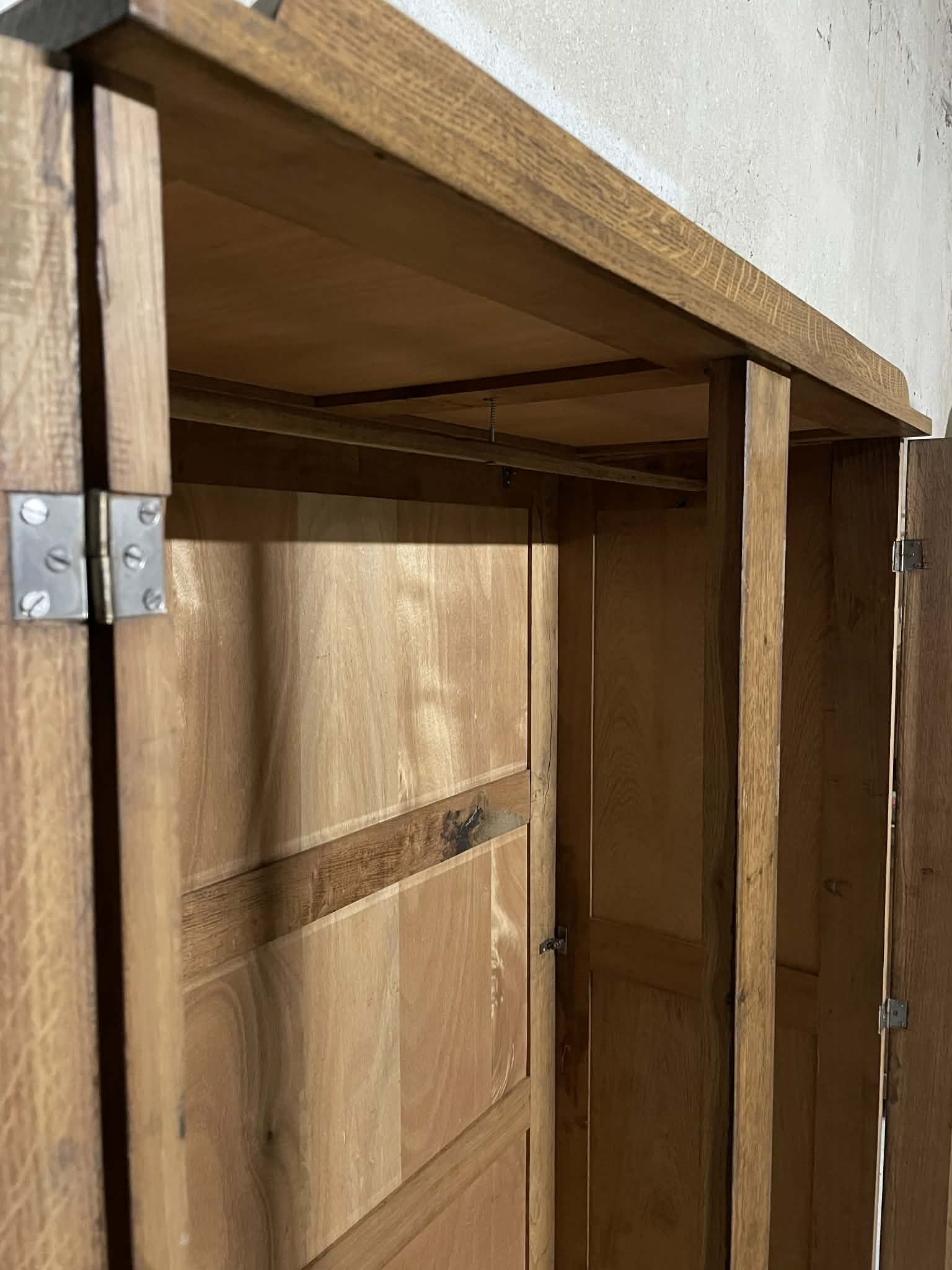 Armoire penderie ancienne en chêne massif