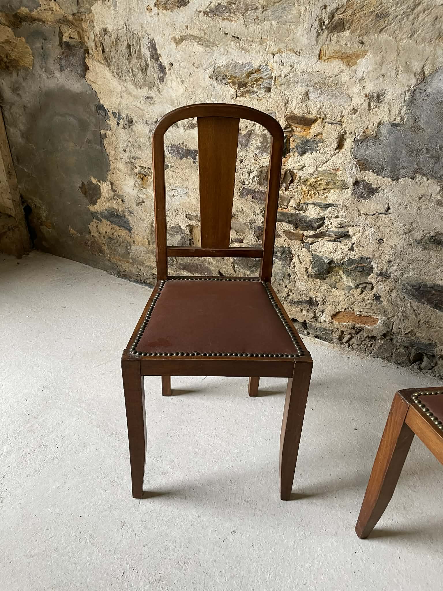 Lot de 2 chaises anciennes en bois et assise en cuir