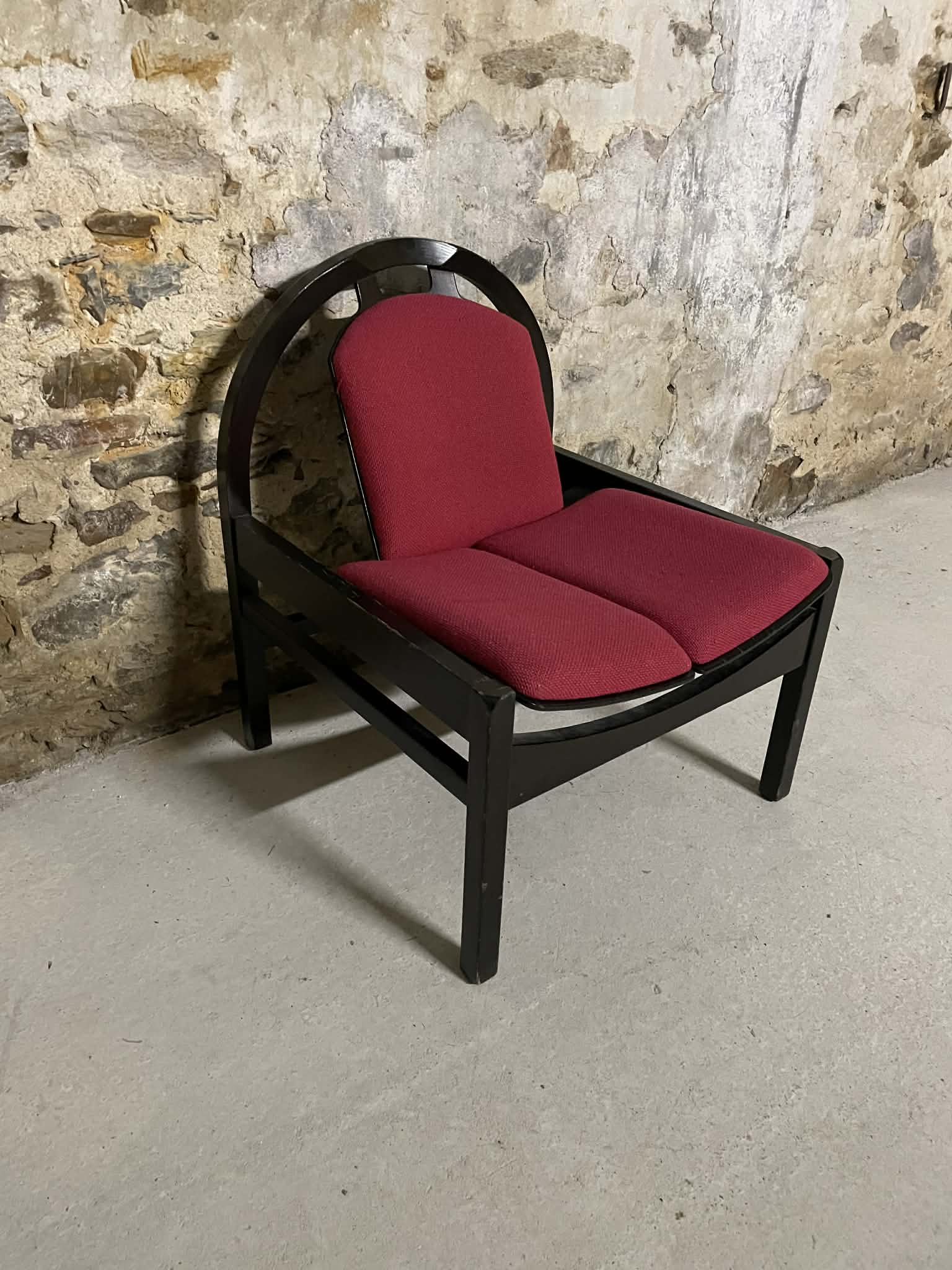 Fauteuil Baumann vintage en bois noir et tissu rouge