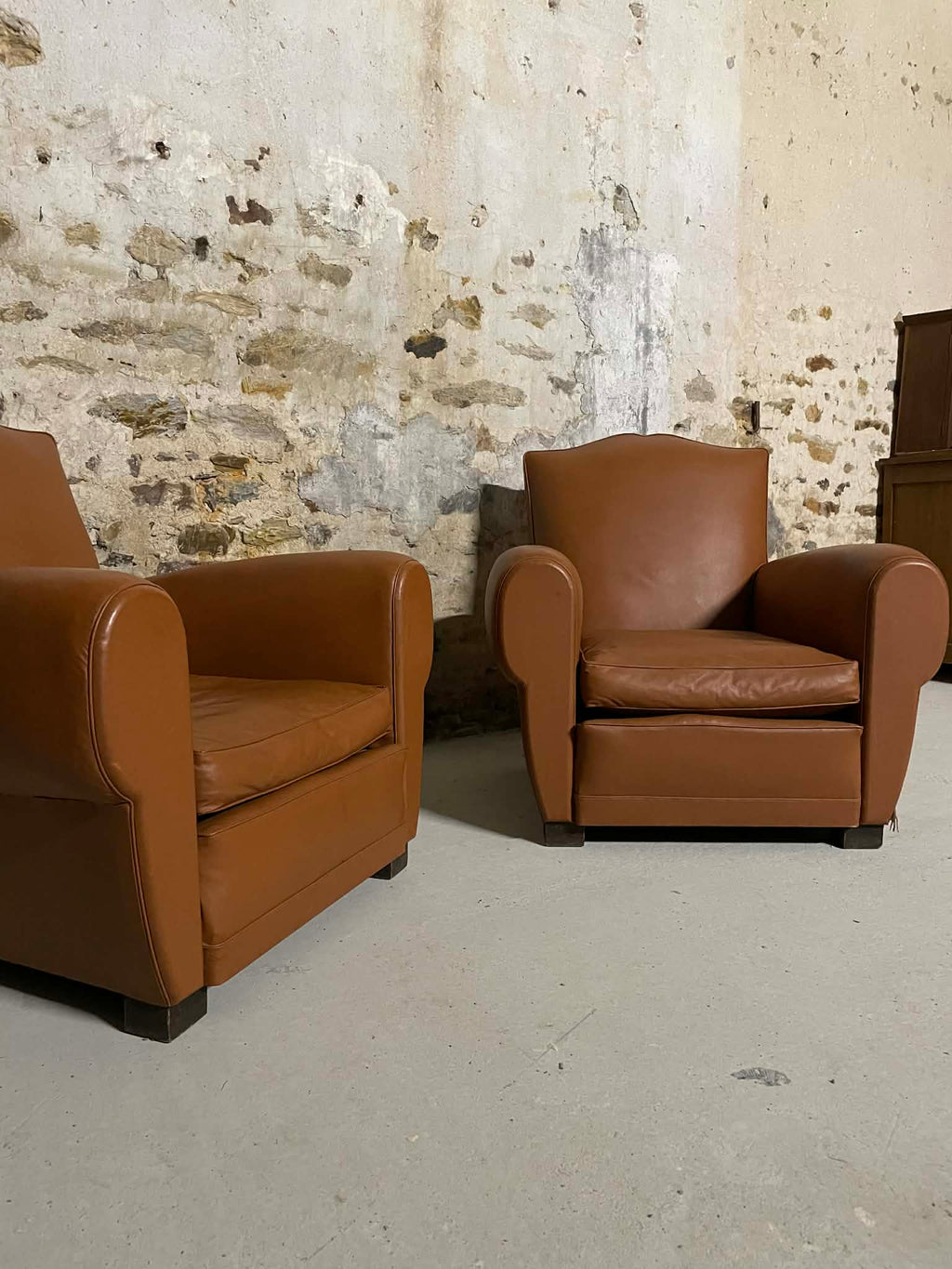 Paire de fauteuils vintage en simili cuir camel style club