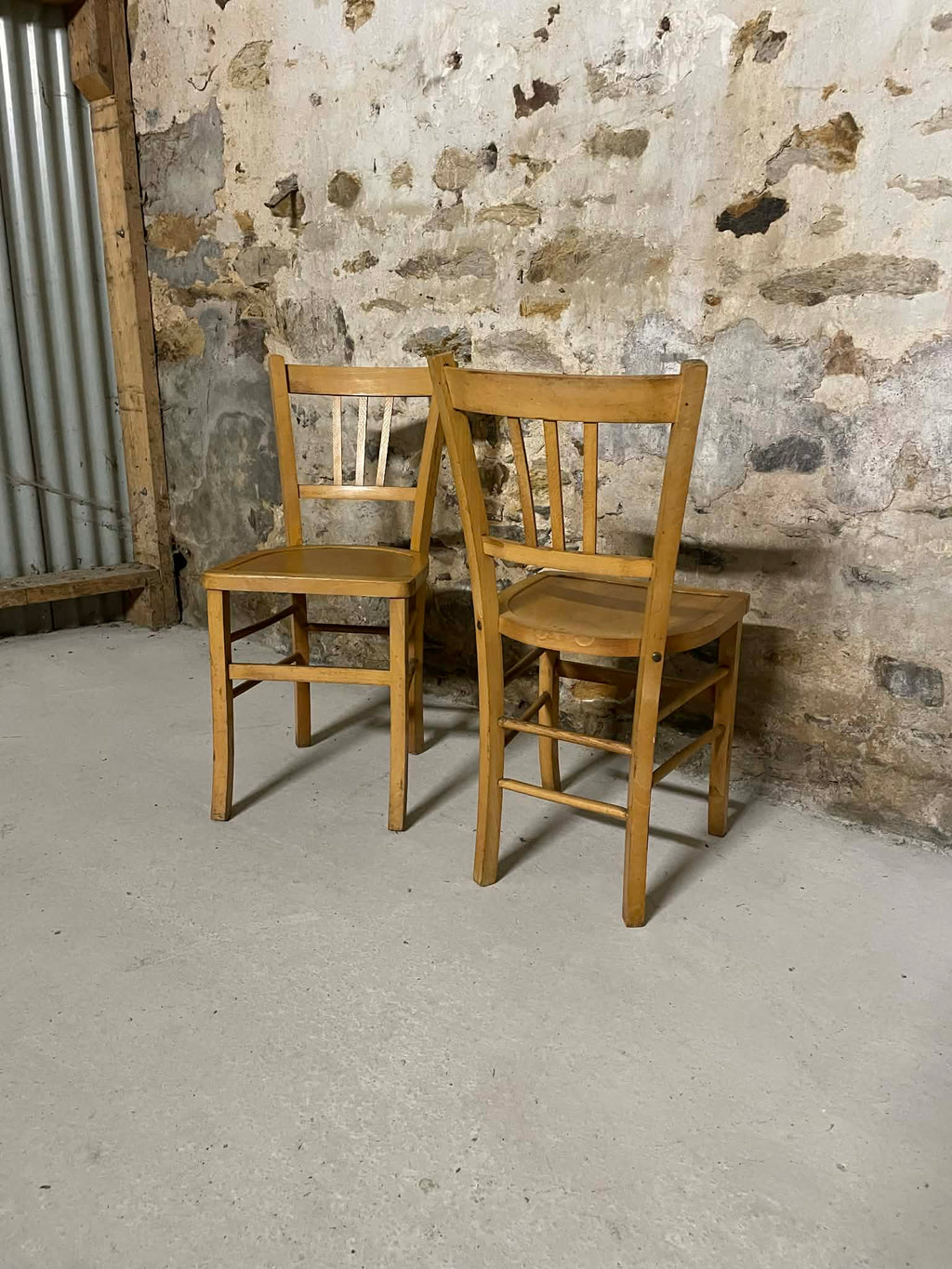 Paire de chaises vintage en bois clair