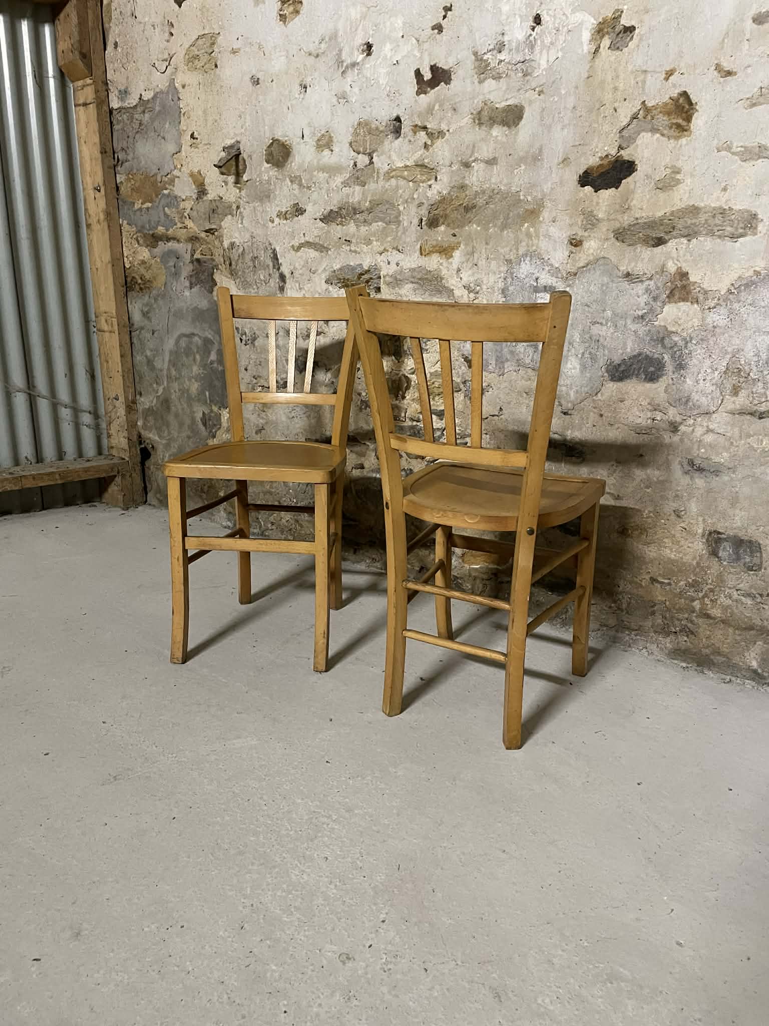 Paire de chaises vintage en bois clair