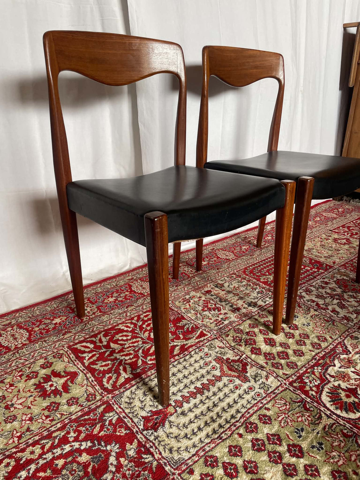 Paire de chaises vintage en teck et skaï noir – Style scandinave
