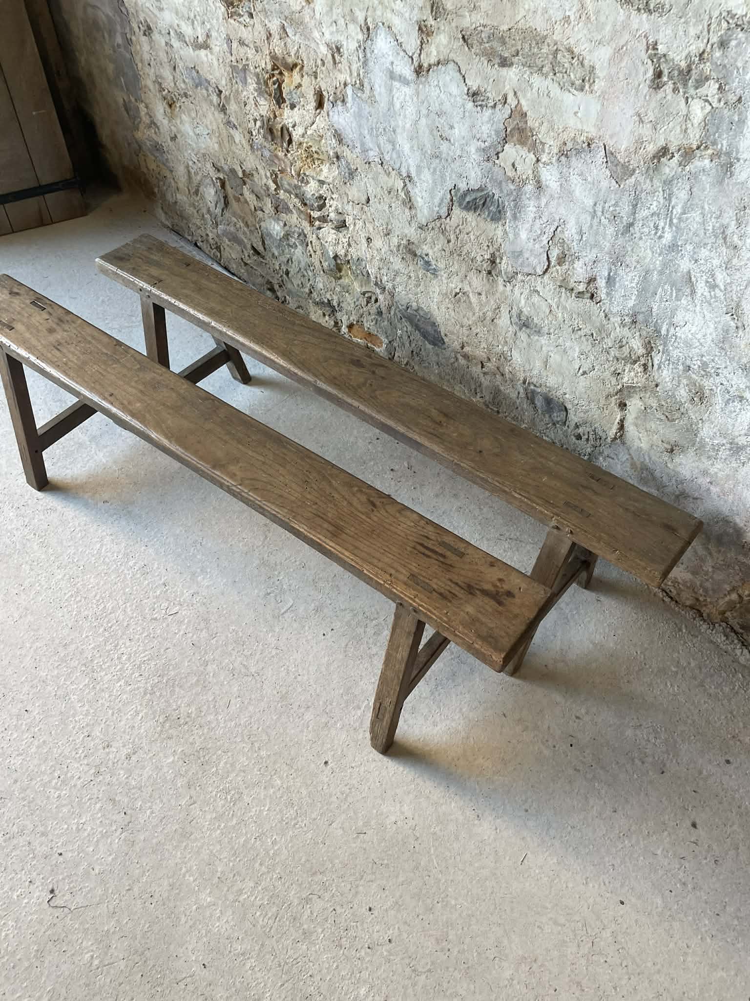 Lot de 2 bancs ancien en bois massif – style rustique