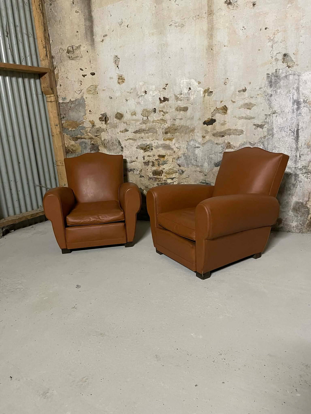 Paire de fauteuils vintage en simili cuir camel style club