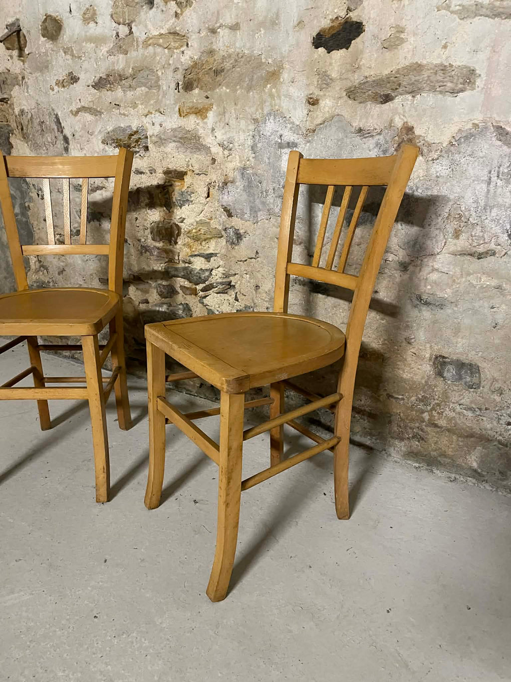 Paire de chaises vintage en bois clair