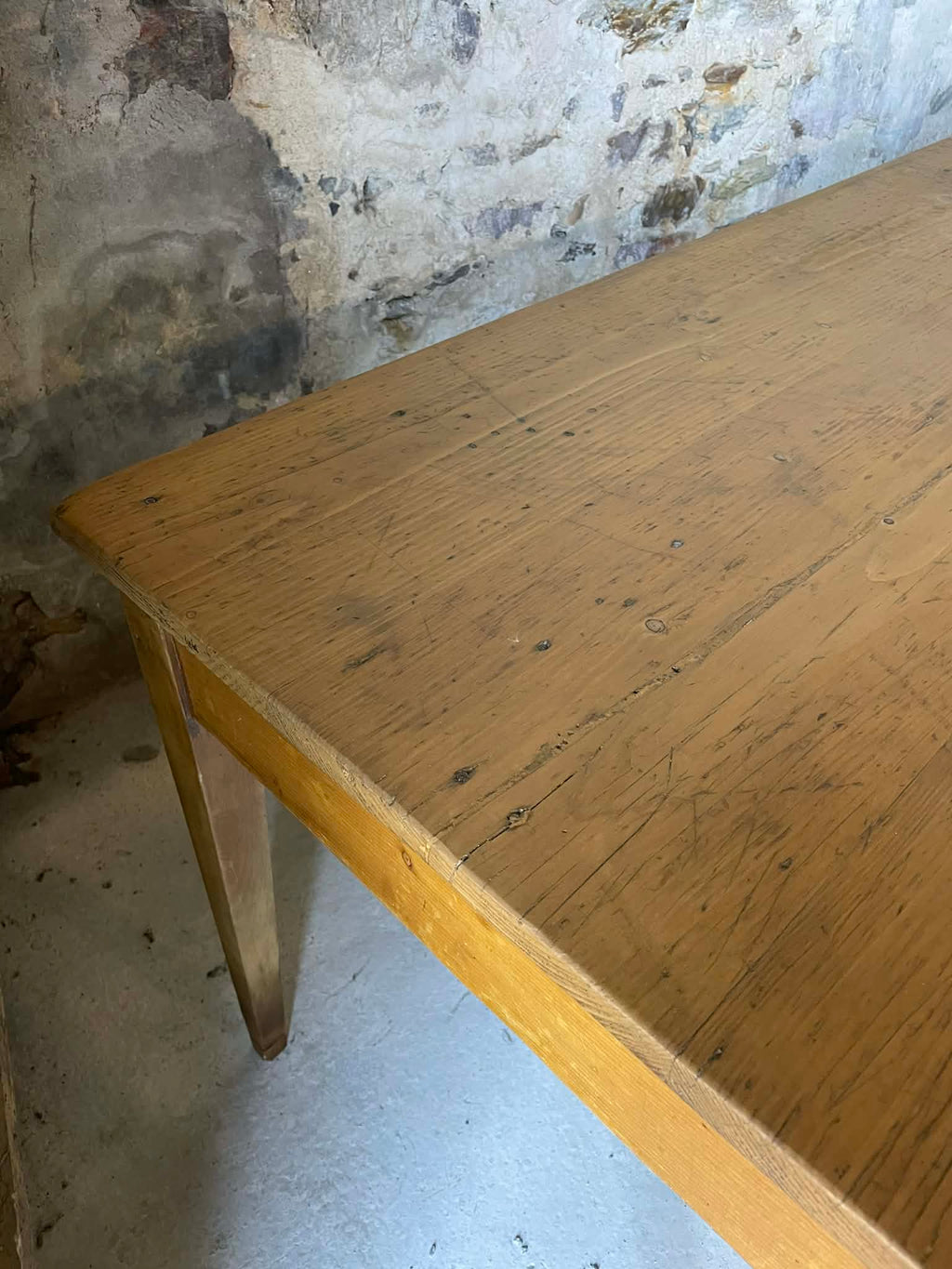 Grande table ancienne en bois pieds fuseaux