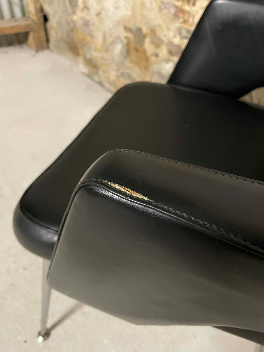 Fauteuil conférence design noir pieds métal style contemporain