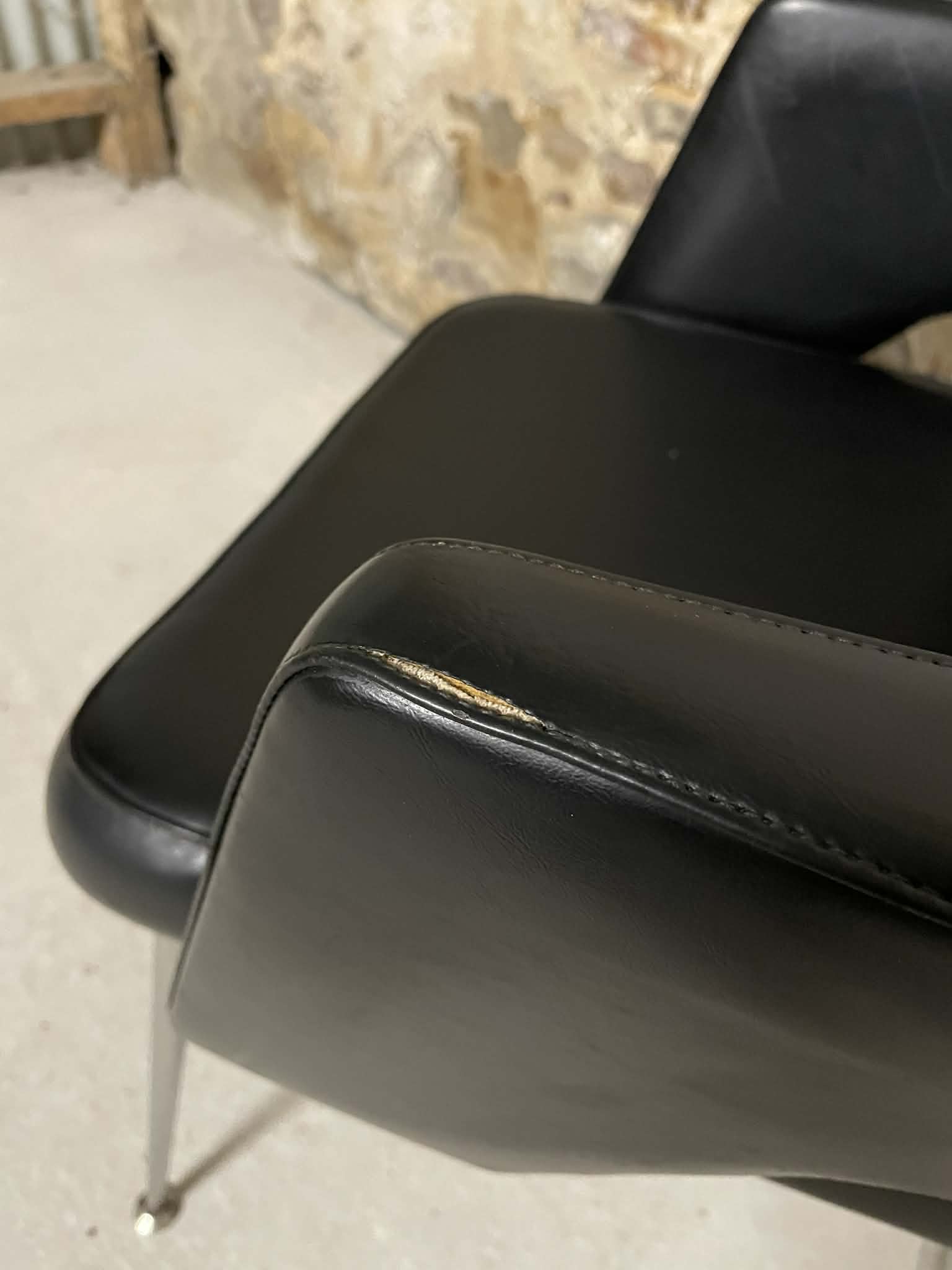 Fauteuil conférence design noir pieds métal style contemporain