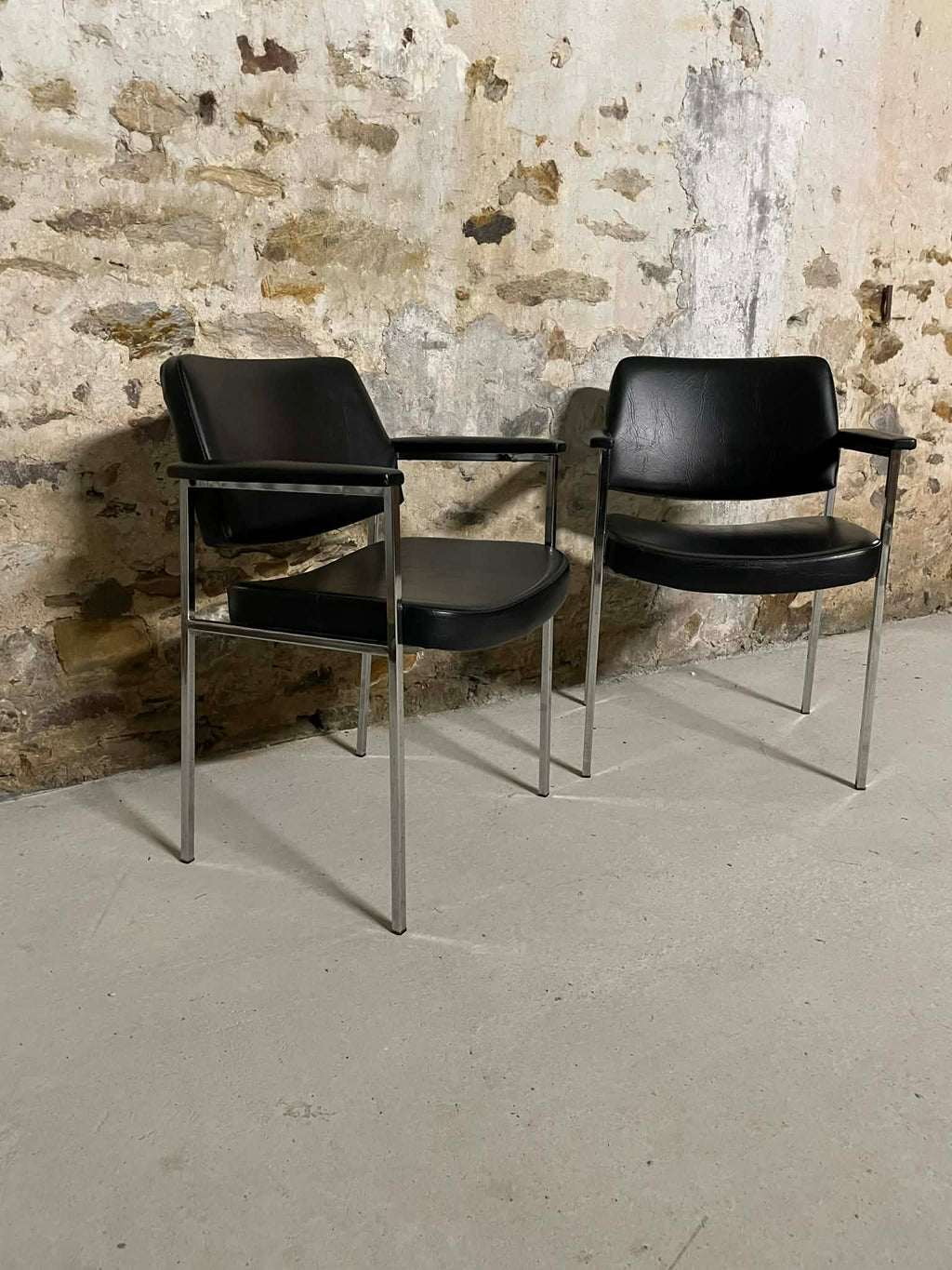 Paire de fauteuils de notaire vintage métal chromé