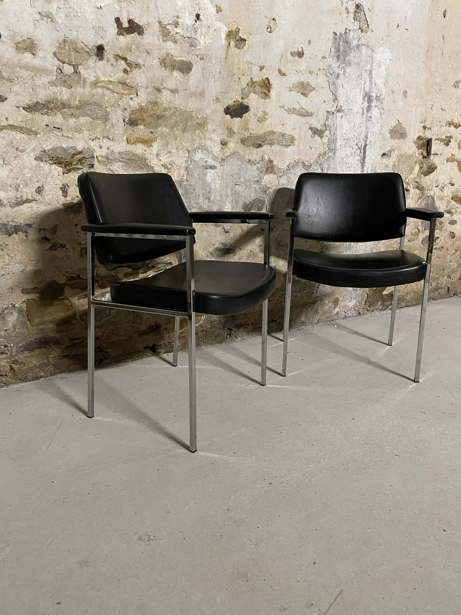 Paire de fauteuils de notaire vintage métal chromé
