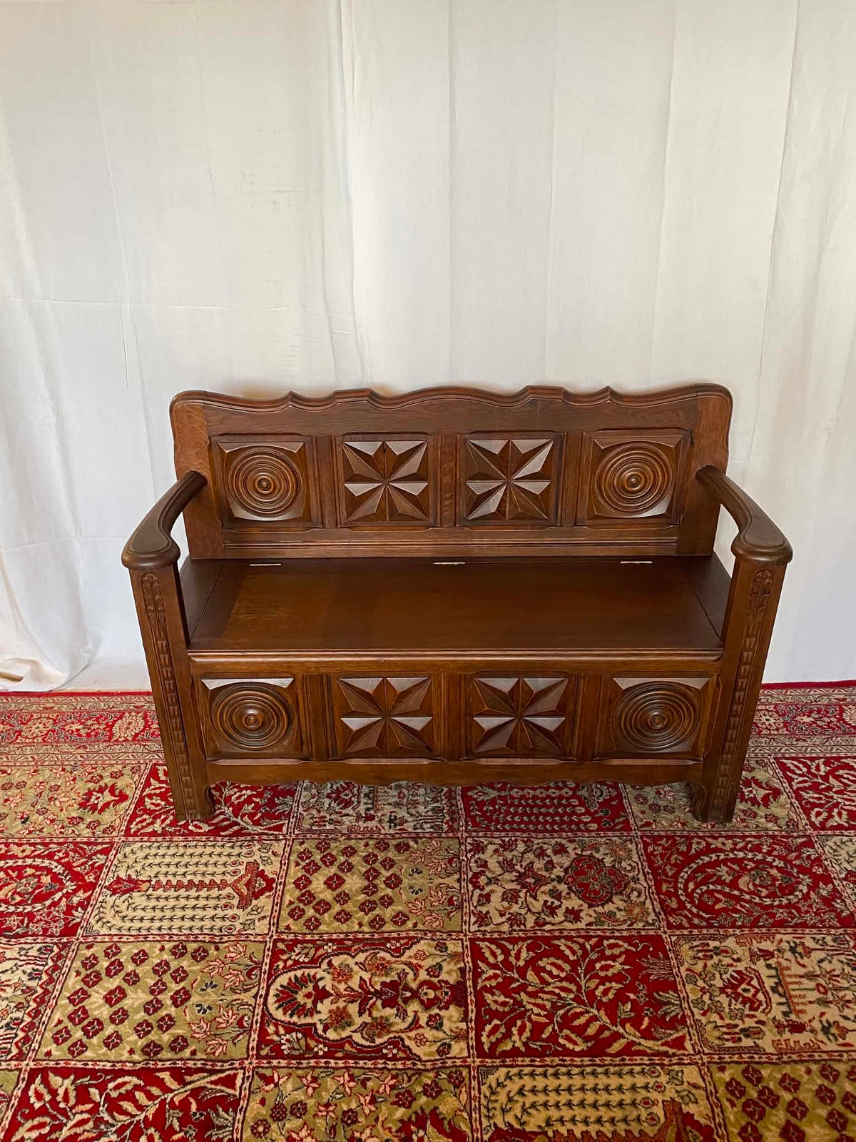 Banc-coffre ancien en chêne sculpté – Style breton