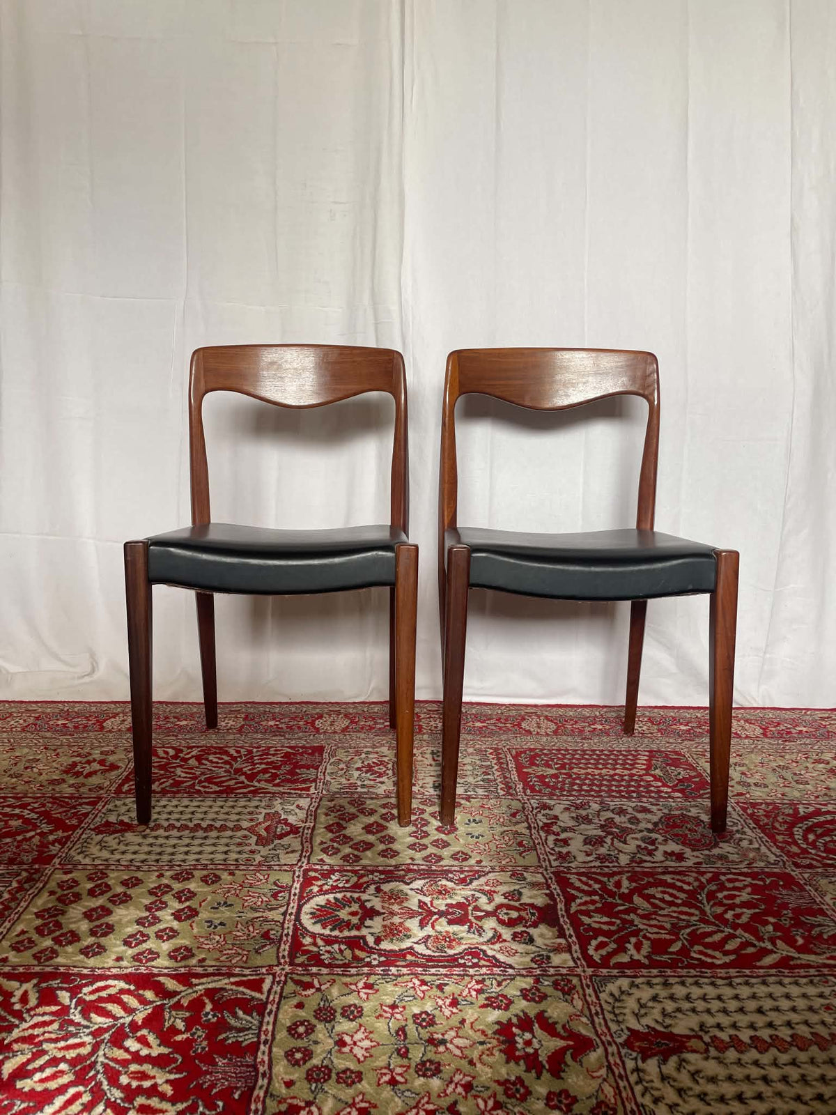 Paire de chaises vintage en teck et skaï noir – Style scandinave