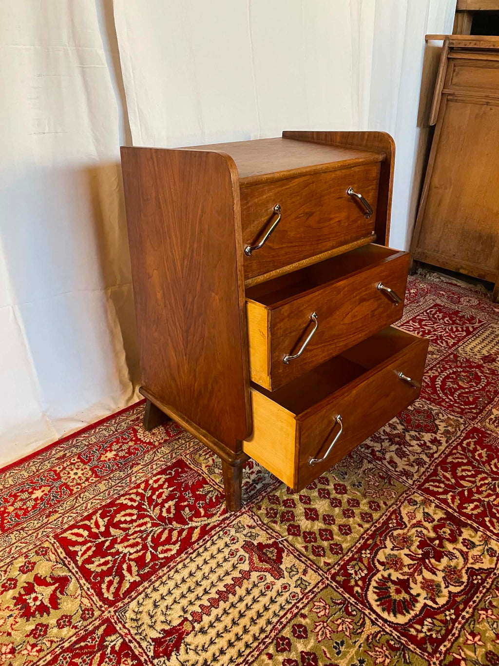 Petite commode vintage en noyer – 3 tiroirs  Copier le titre