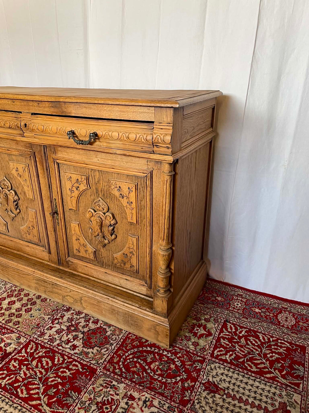 Buffet ancien en chêne massif sculpté – Fin XIXe siècle  Copier le titre