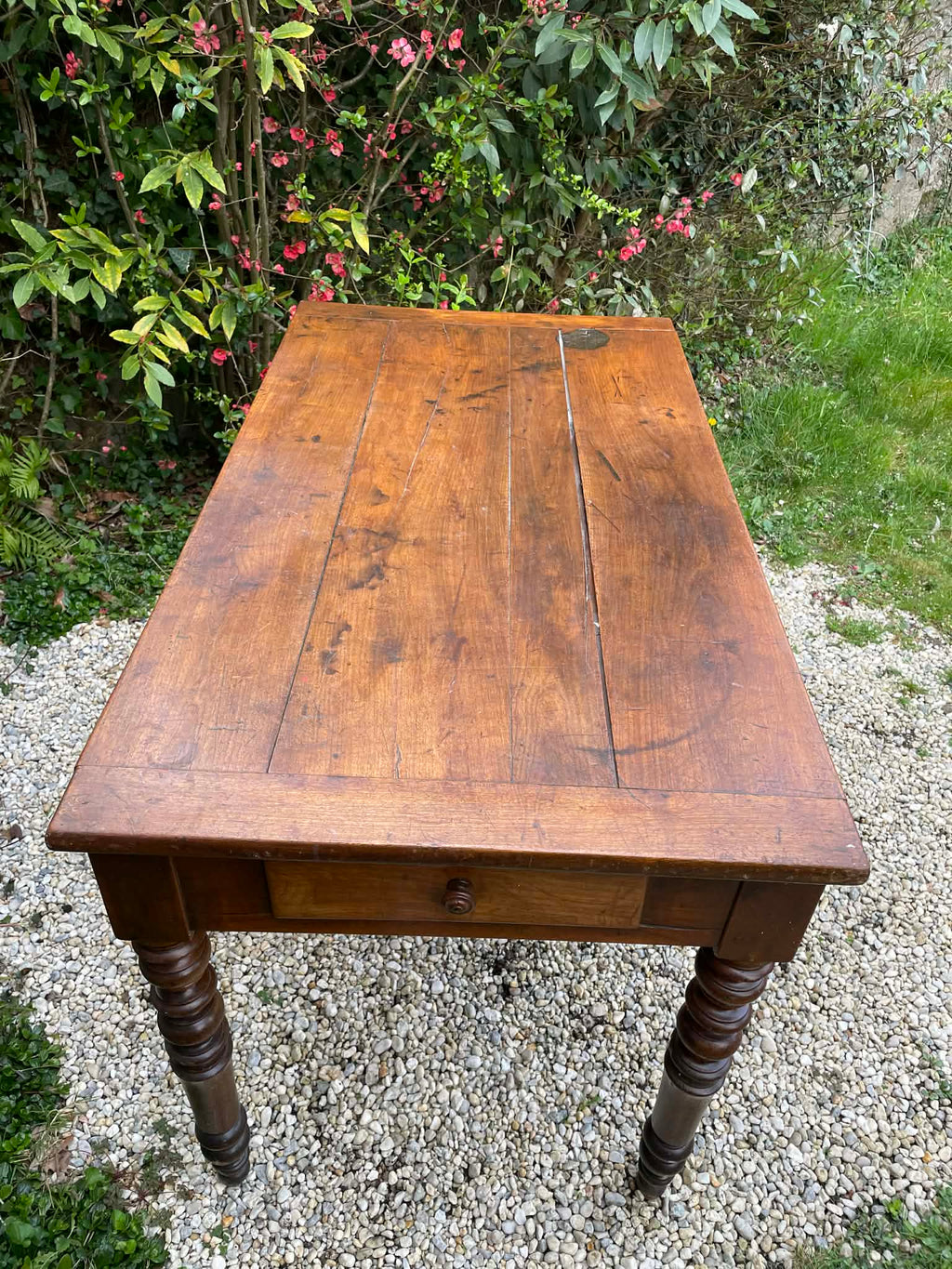 Table ancienne de cuisine avec planche à découper