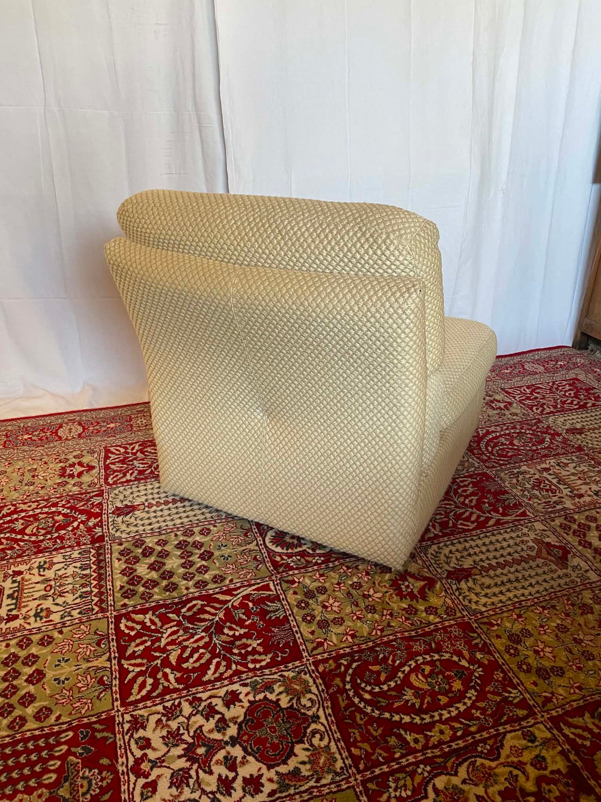 Chauffeuse vintage Swann en tissu beige texturé