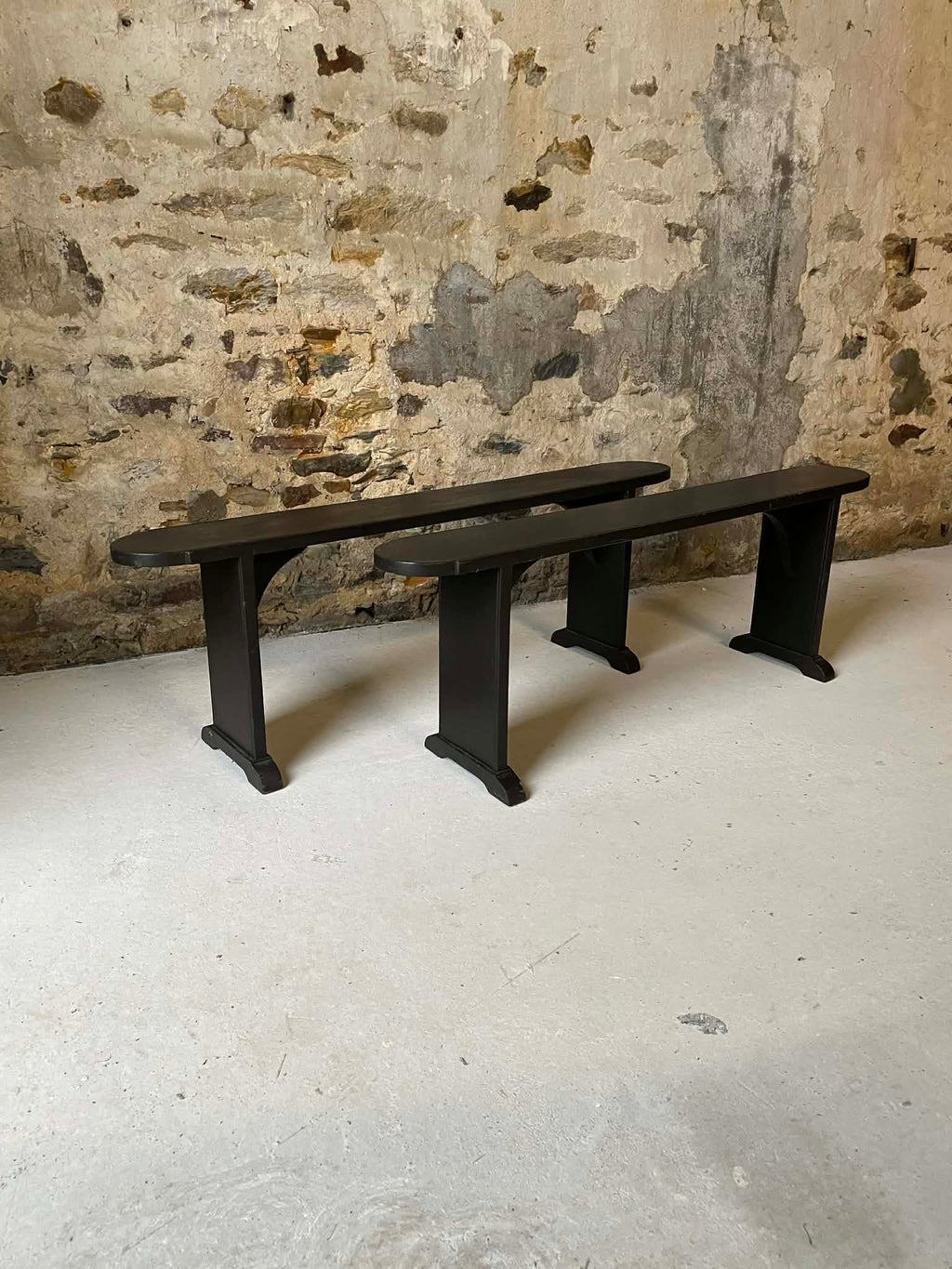 Paire de bancs en bois massif noir