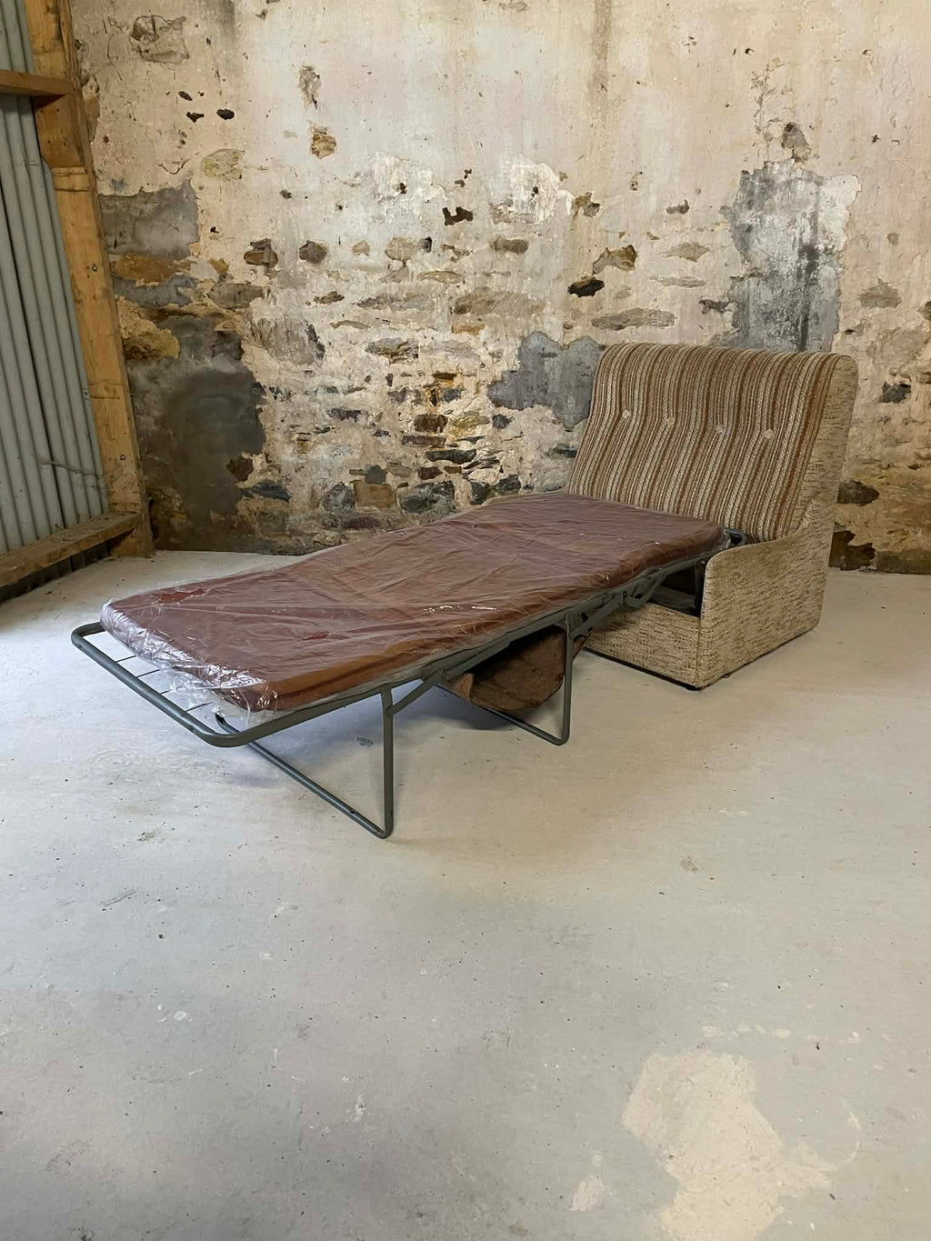Chauffeuse vintage convertible en lit d’appoint
