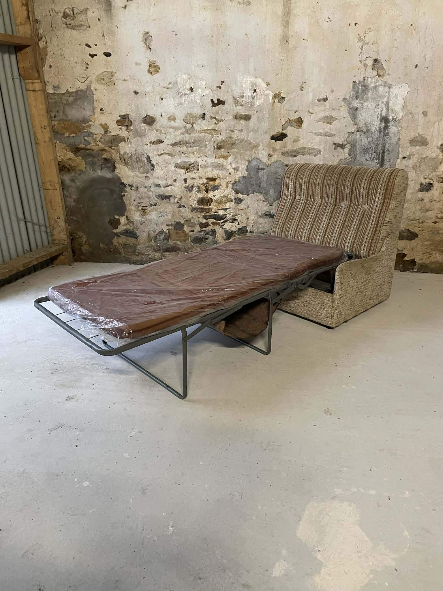 Chauffeuse vintage convertible en lit d’appoint
