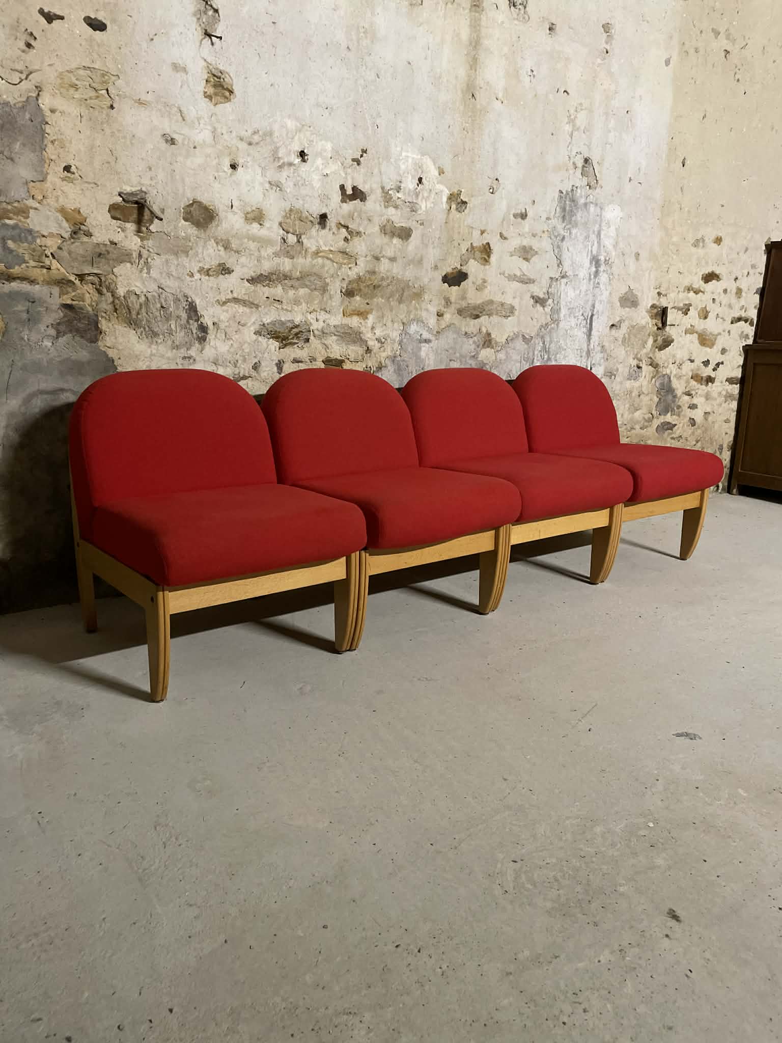 Chauffeuses vintage tissu rouge et bois clair