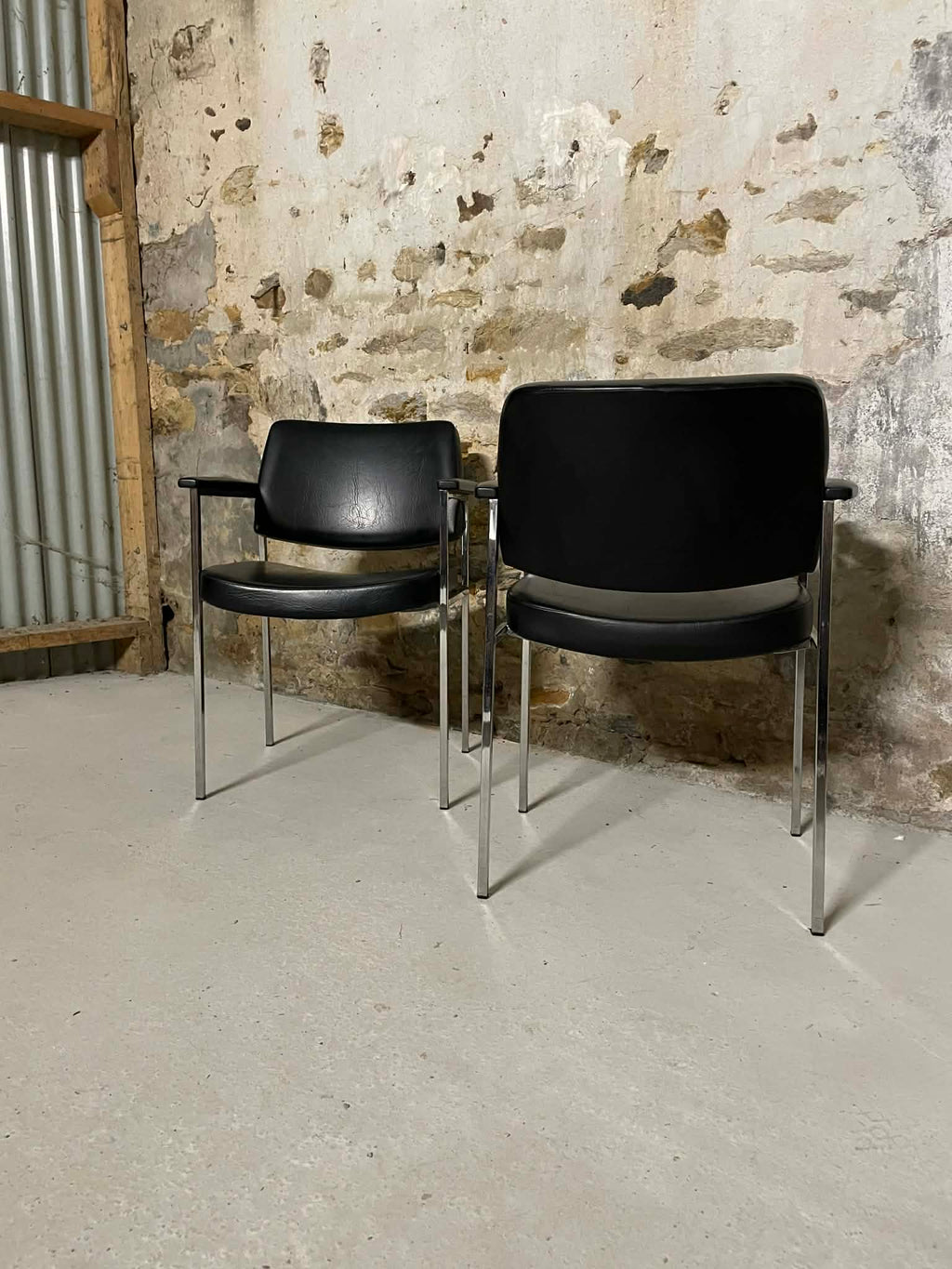 Paire de fauteuils de notaire vintage métal chromé
