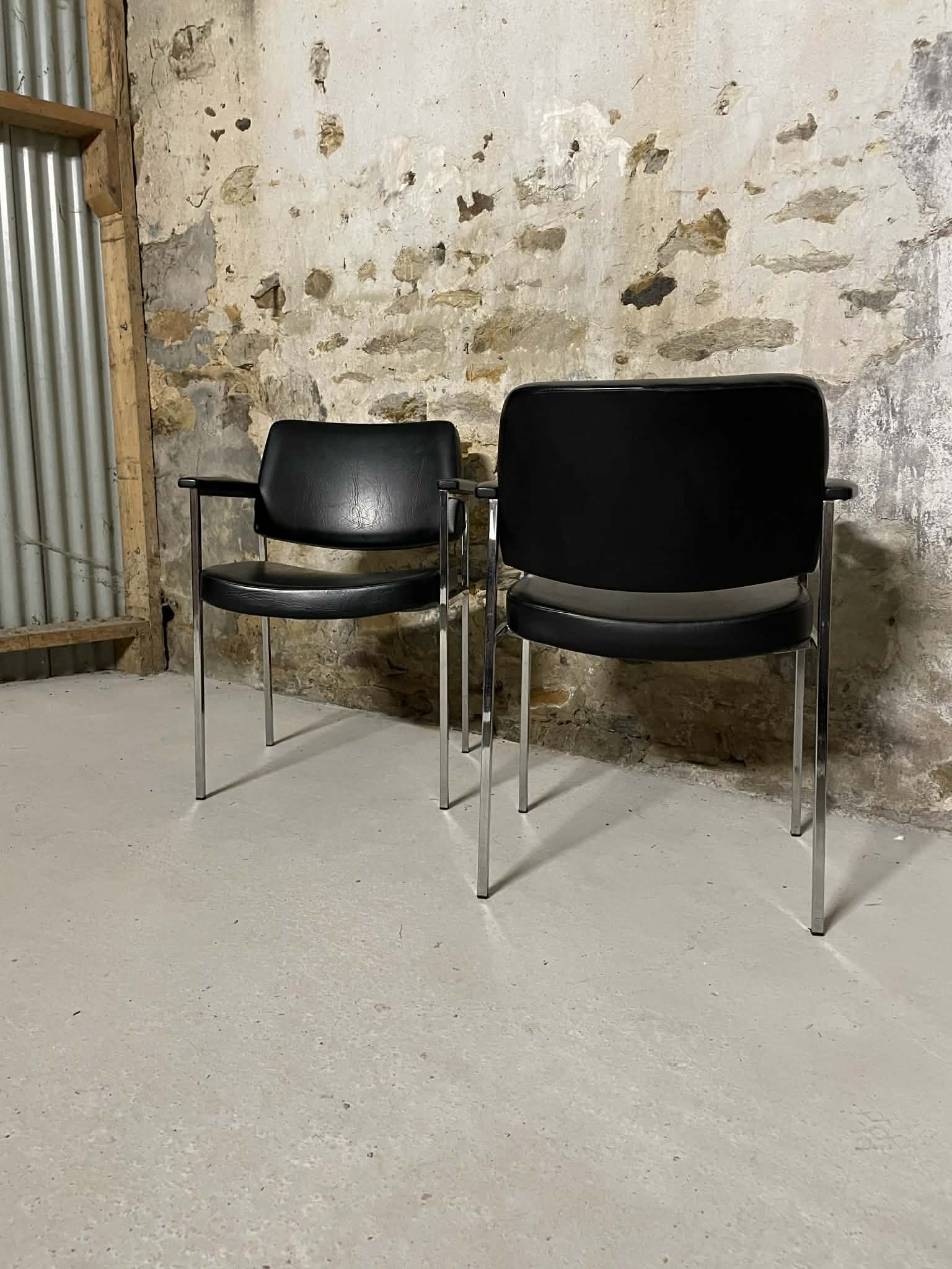Paire de fauteuils de notaire vintage métal chromé
