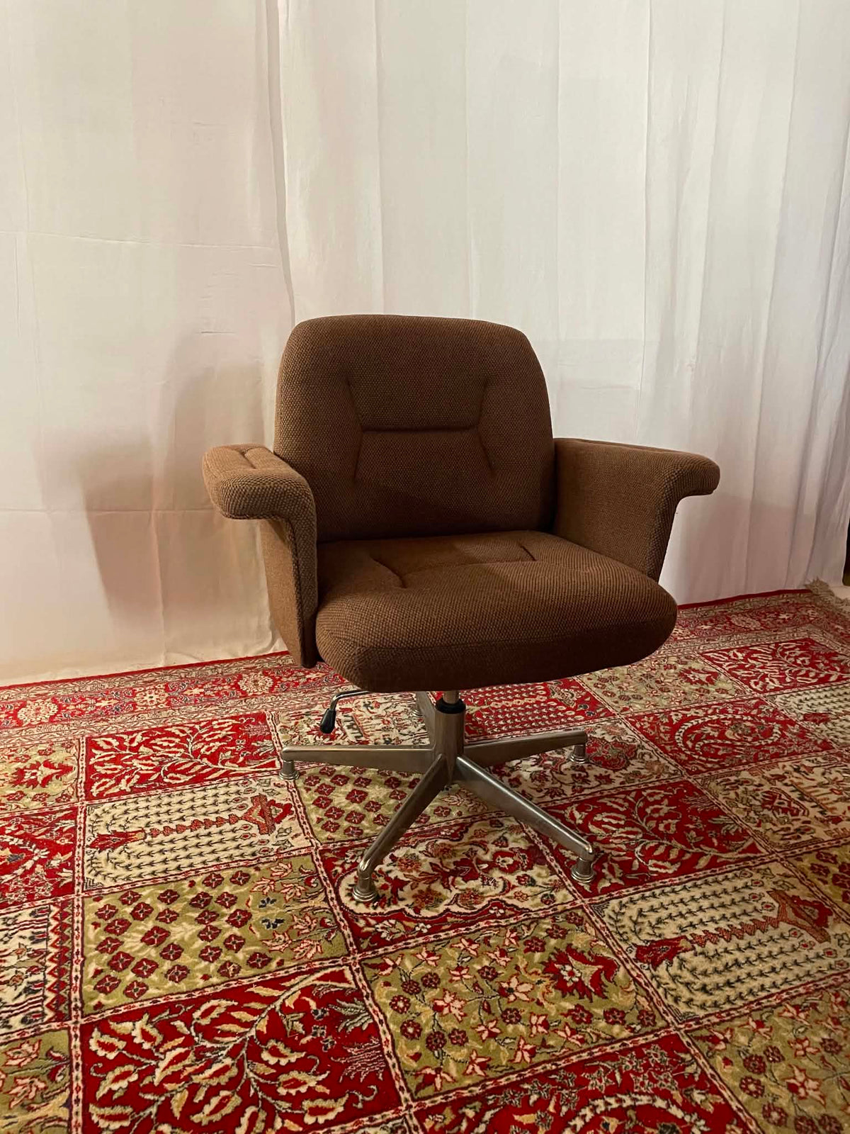 Fauteuil pivotant vintage en tweed marron et chrome – Années 1970