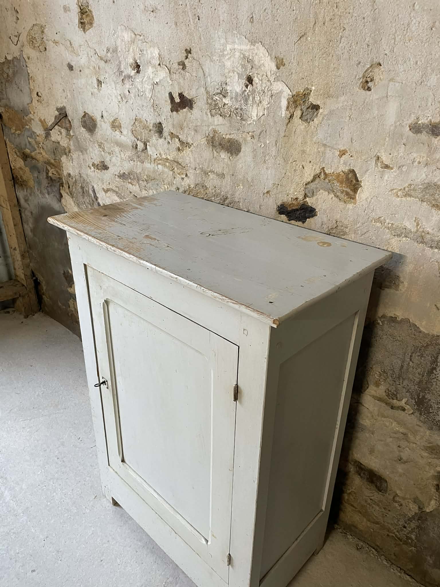 Petit buffet ancien patiné blanc