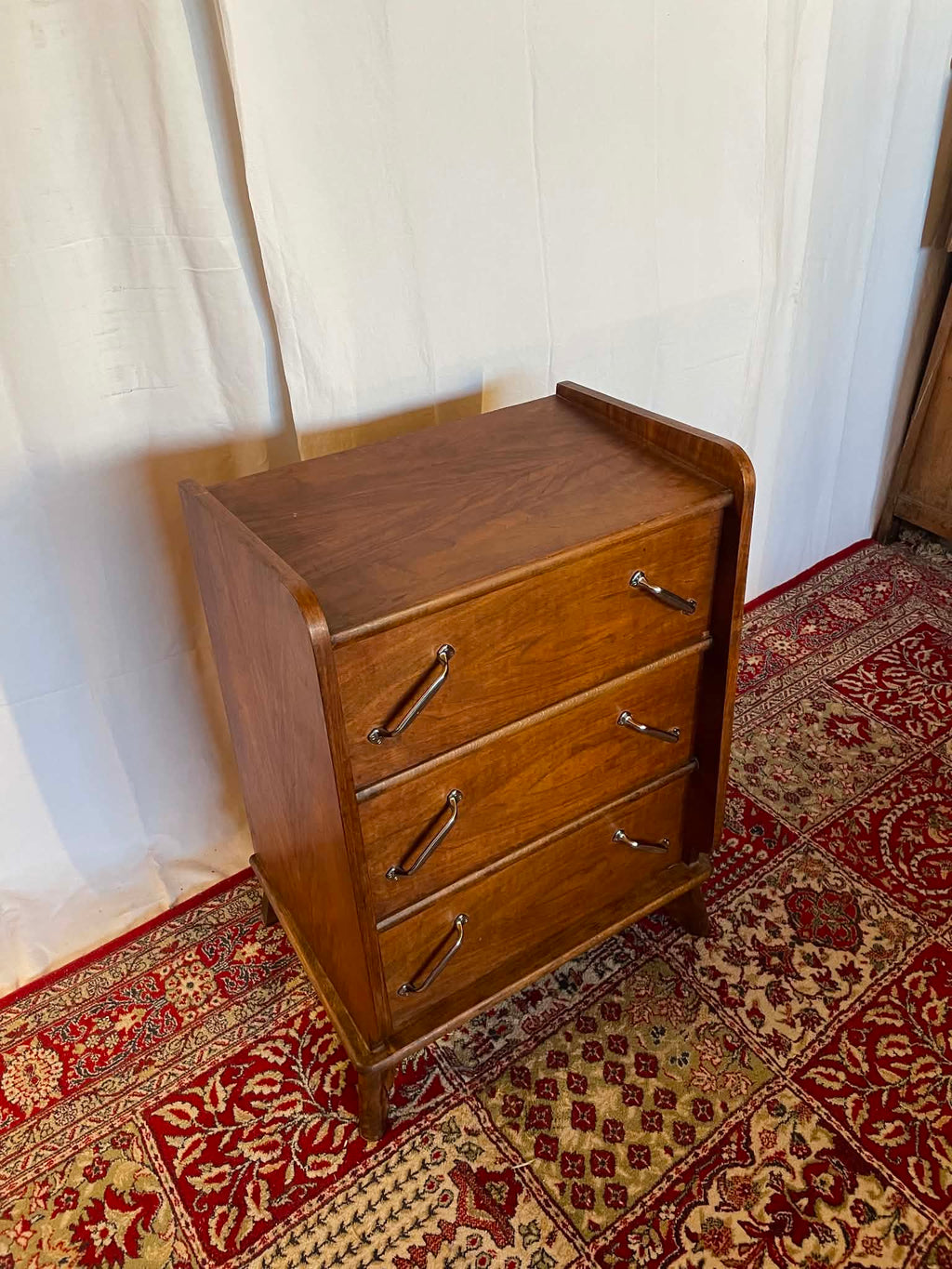Petite commode vintage en noyer – 3 tiroirs  Copier le titre