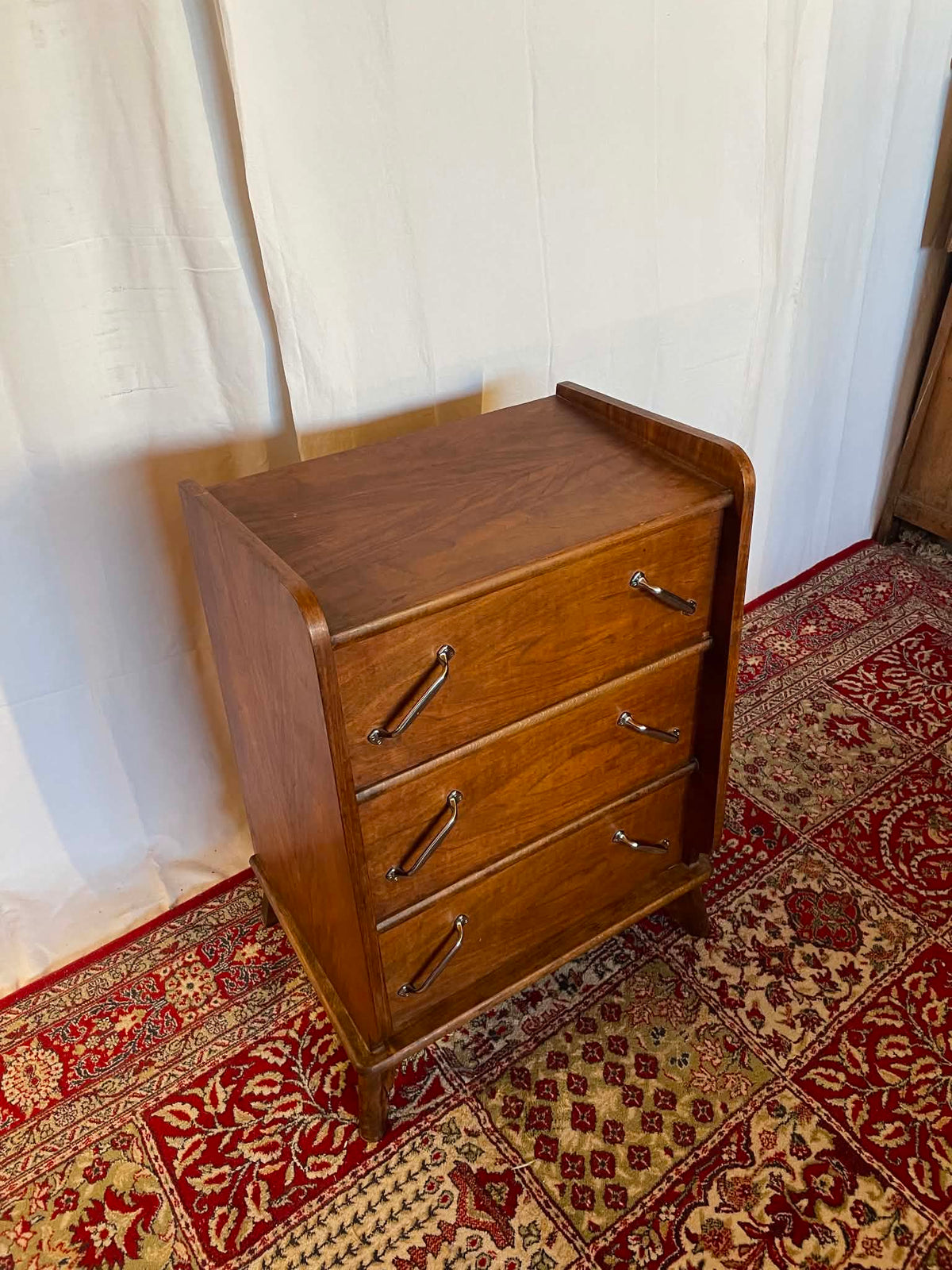 Petite commode vintage en noyer – 3 tiroirs  Copier le titre