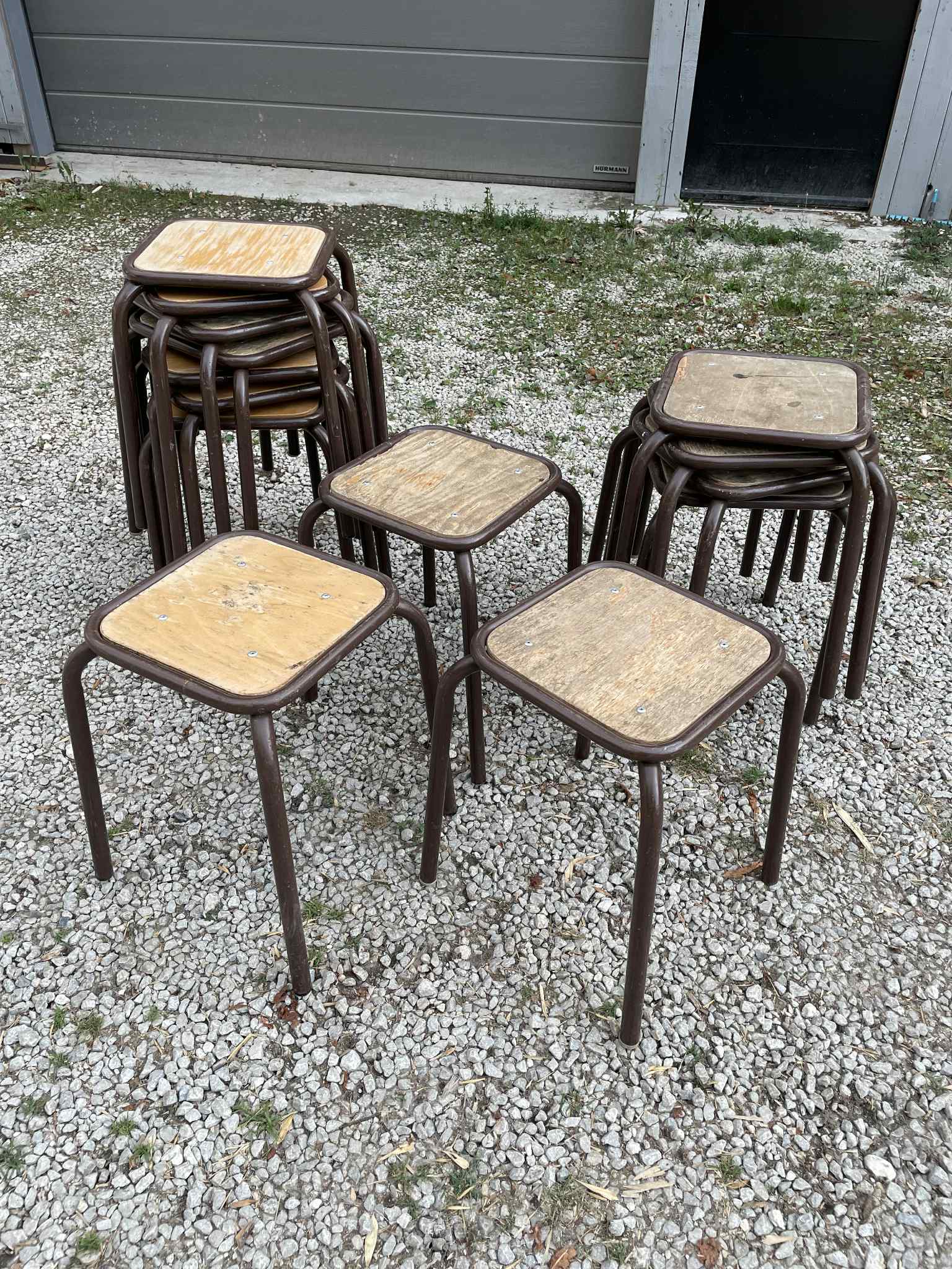 Tabourets anciens d'école marron