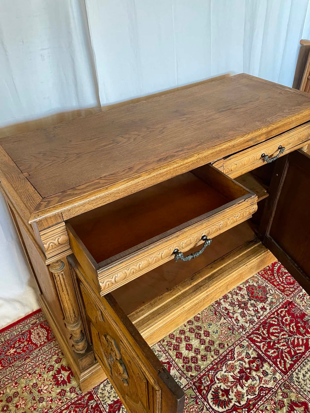 Buffet ancien en chêne massif sculpté – Fin XIXe siècle  Copier le titre