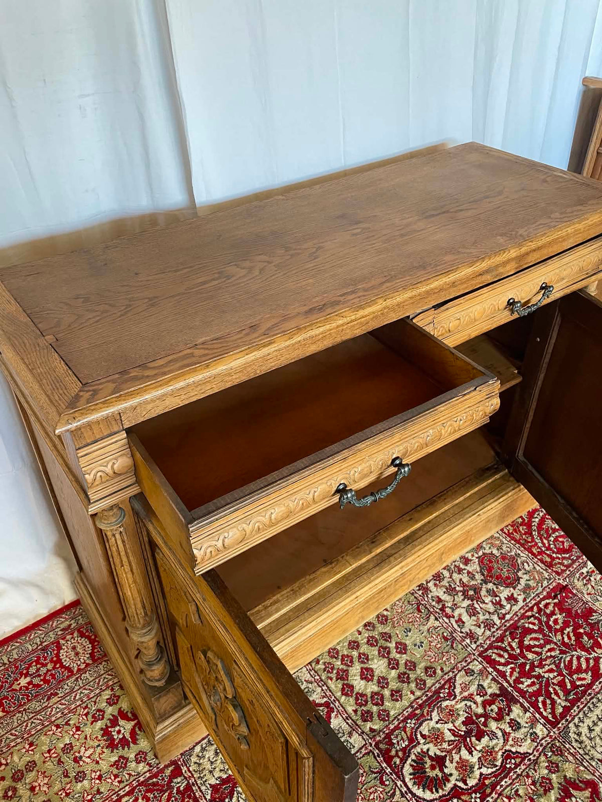 Buffet ancien en chêne massif sculpté – Fin XIXe siècle  Copier le titre
