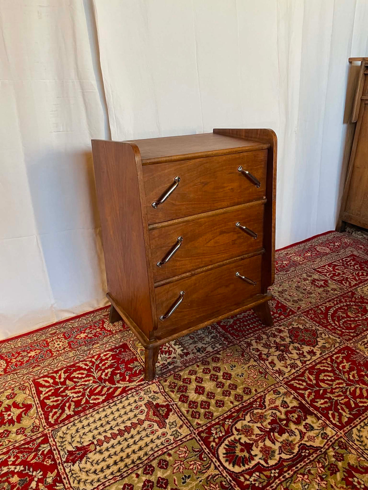 Petite commode vintage en noyer – 3 tiroirs  Copier le titre