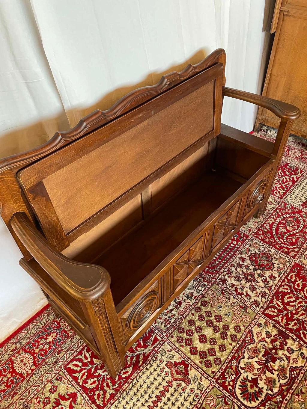 Banc-coffre ancien en chêne sculpté – Style breton