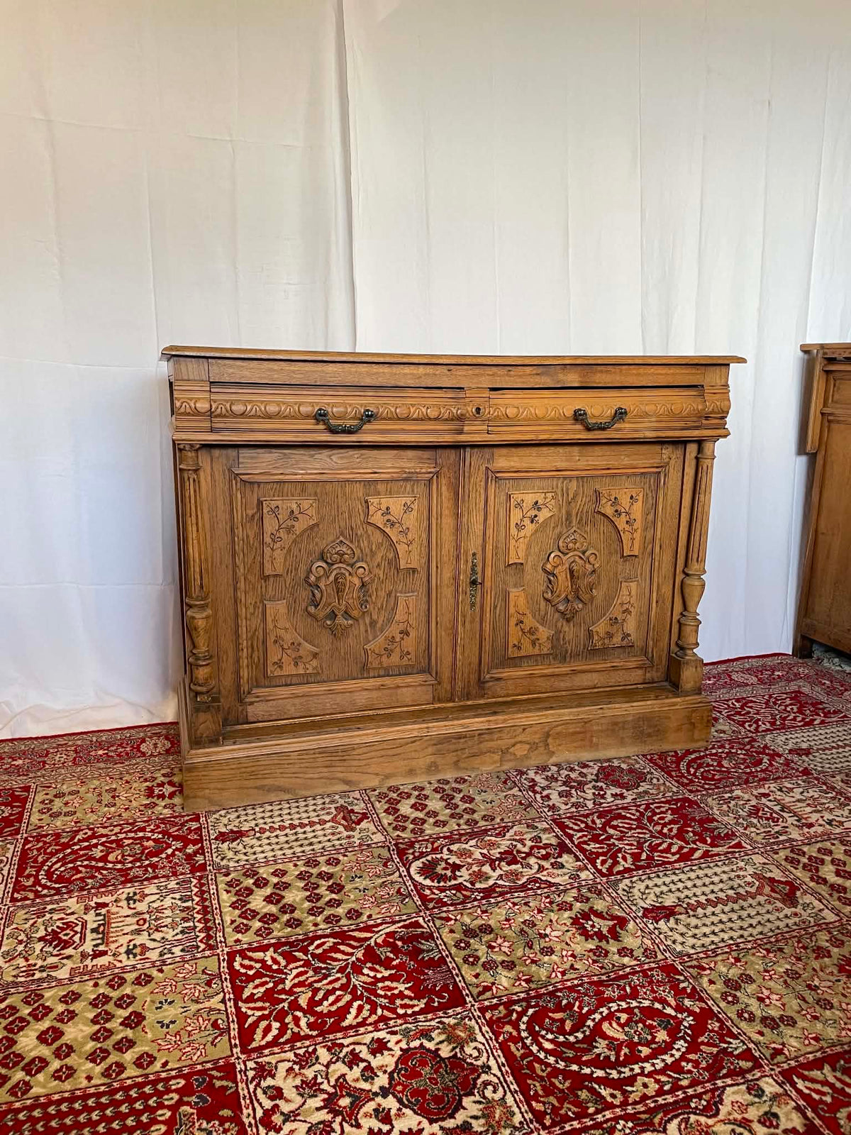 Buffet ancien en chêne massif sculpté – Fin XIXe siècle  Copier le titre