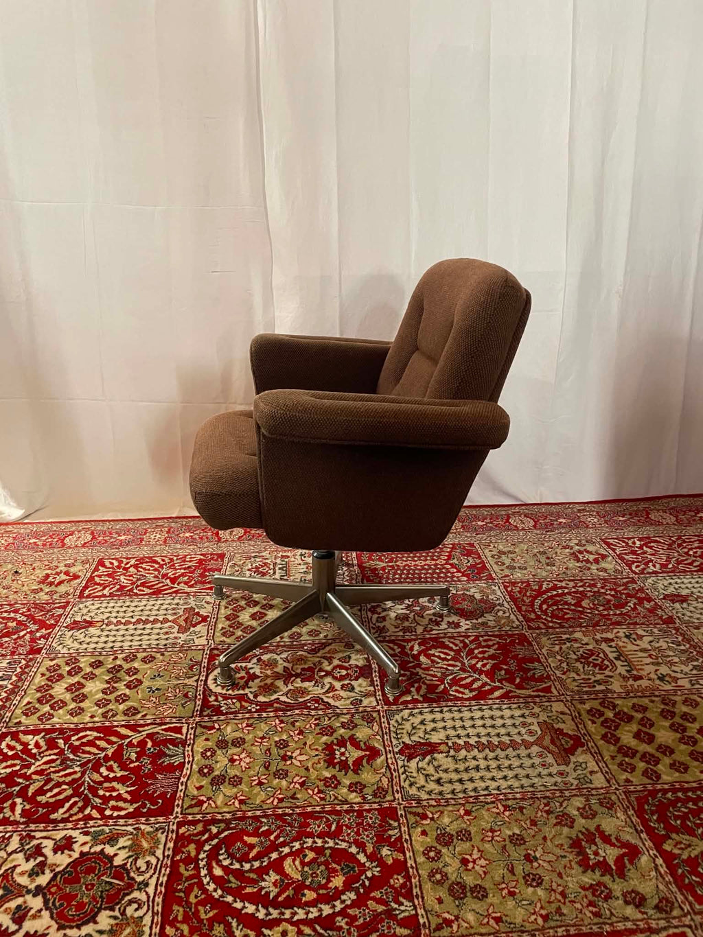 Fauteuil pivotant vintage en tweed marron et chrome – Années 1970