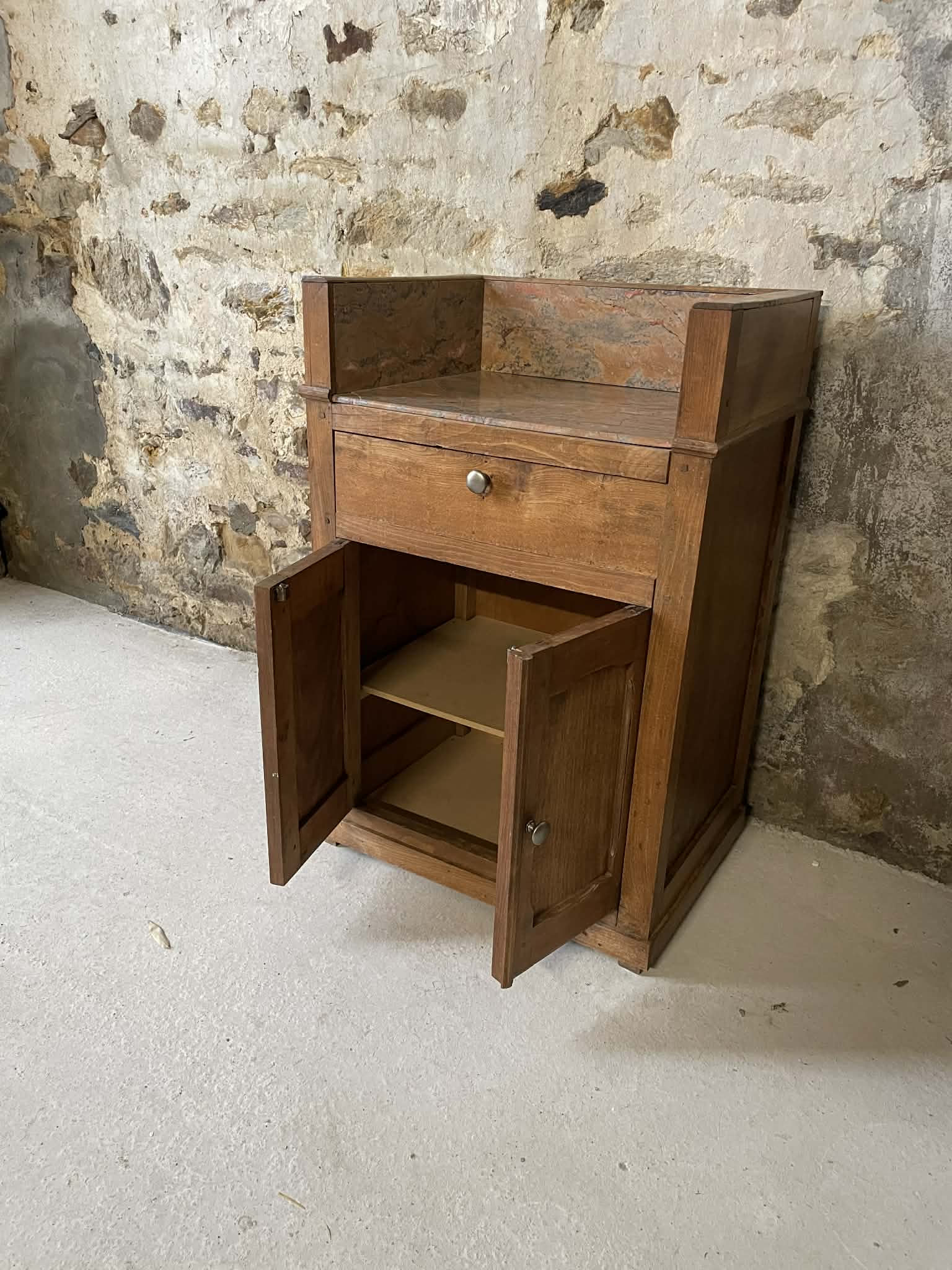 Meuble ancien en bois avec plateau et crédence en marbre