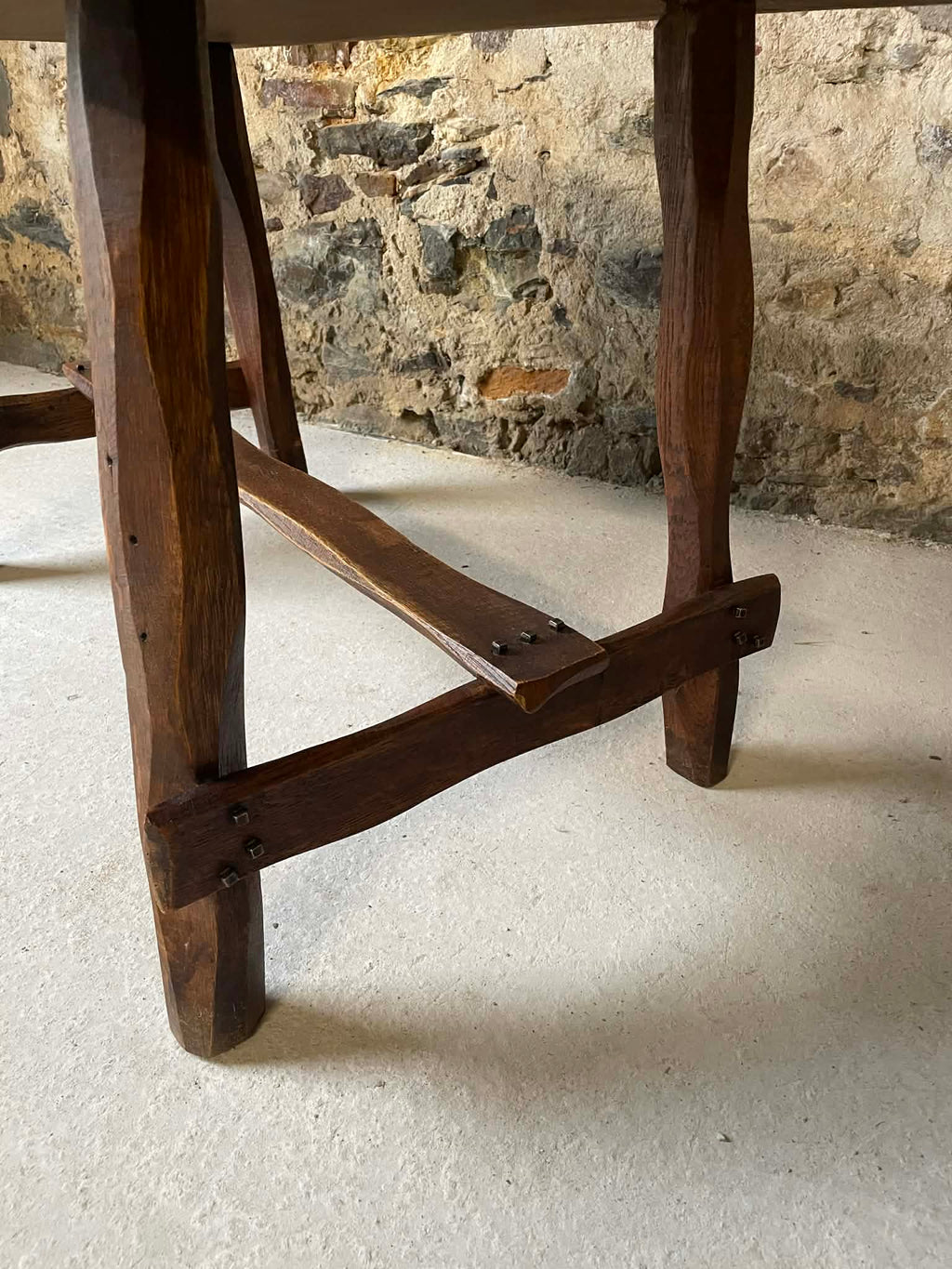 Petite table rustique en bois massif