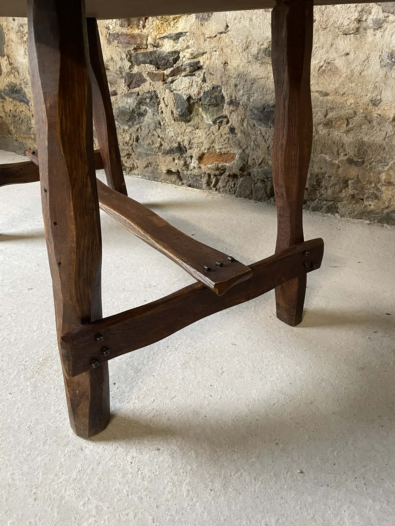 Petite table rustique en bois massif