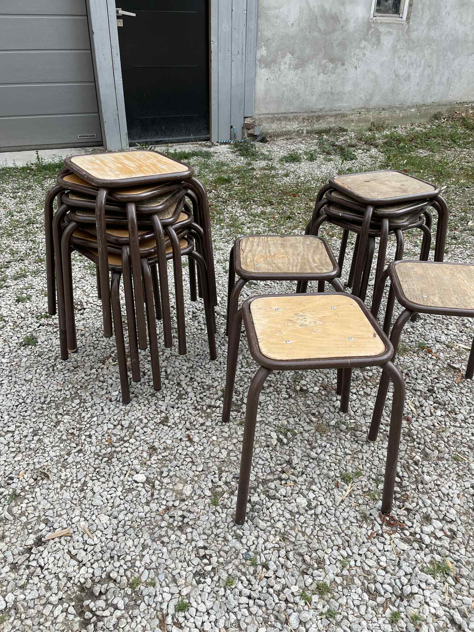 Tabourets anciens d'école marron