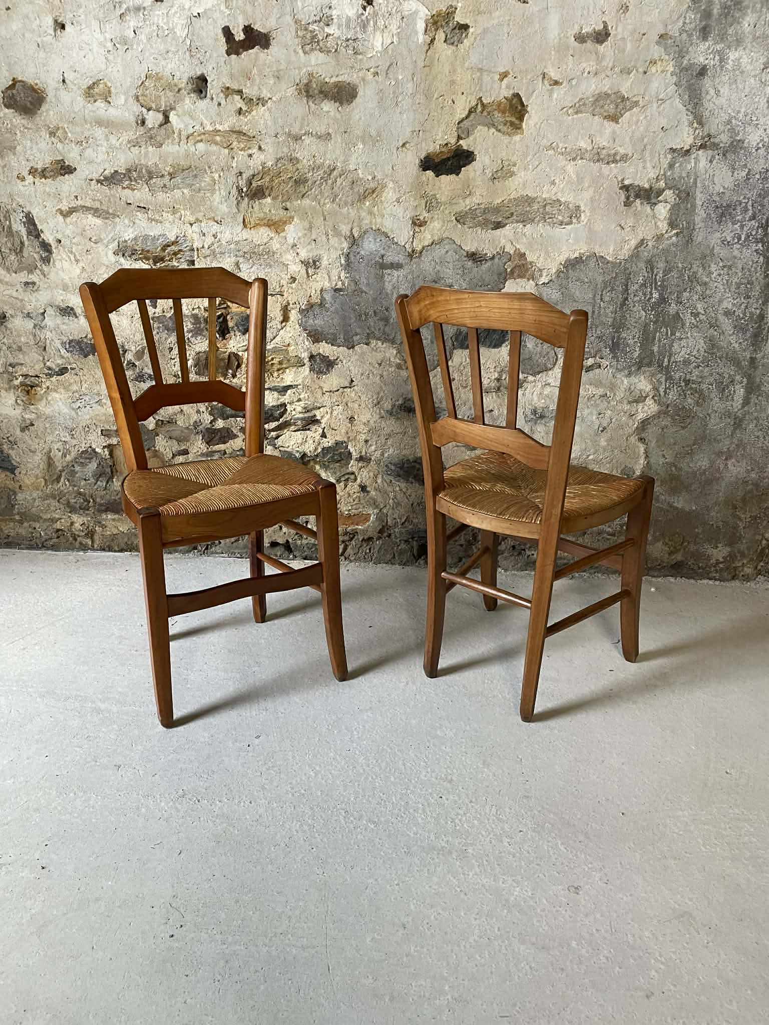 Lot de 2 chaises anciennes en bois et assise paillée