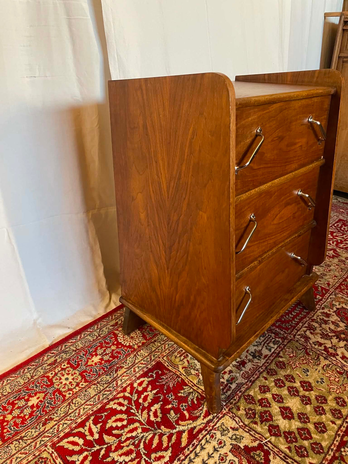 Petite commode vintage en noyer – 3 tiroirs  Copier le titre