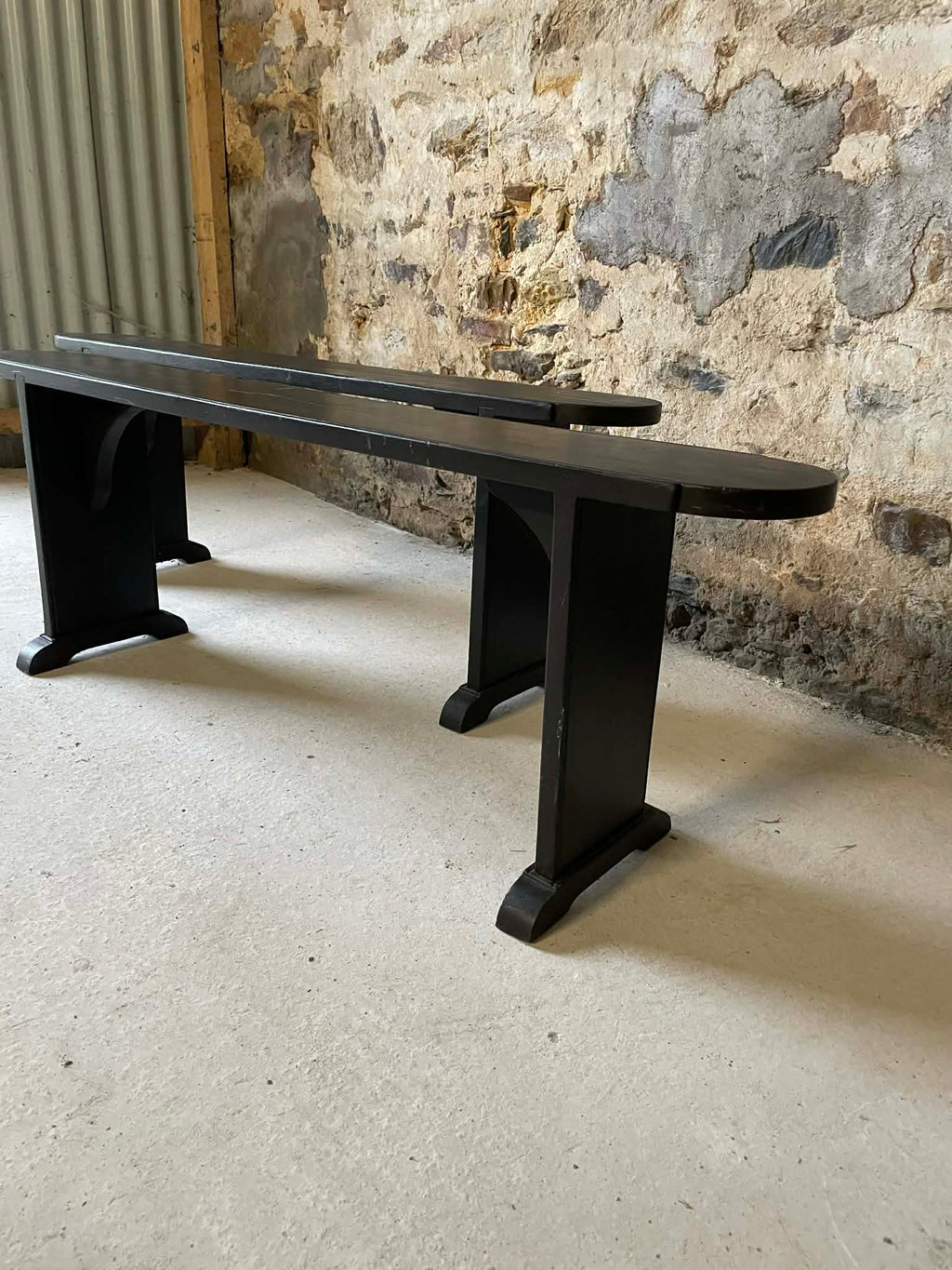 Paire de bancs en bois massif noir