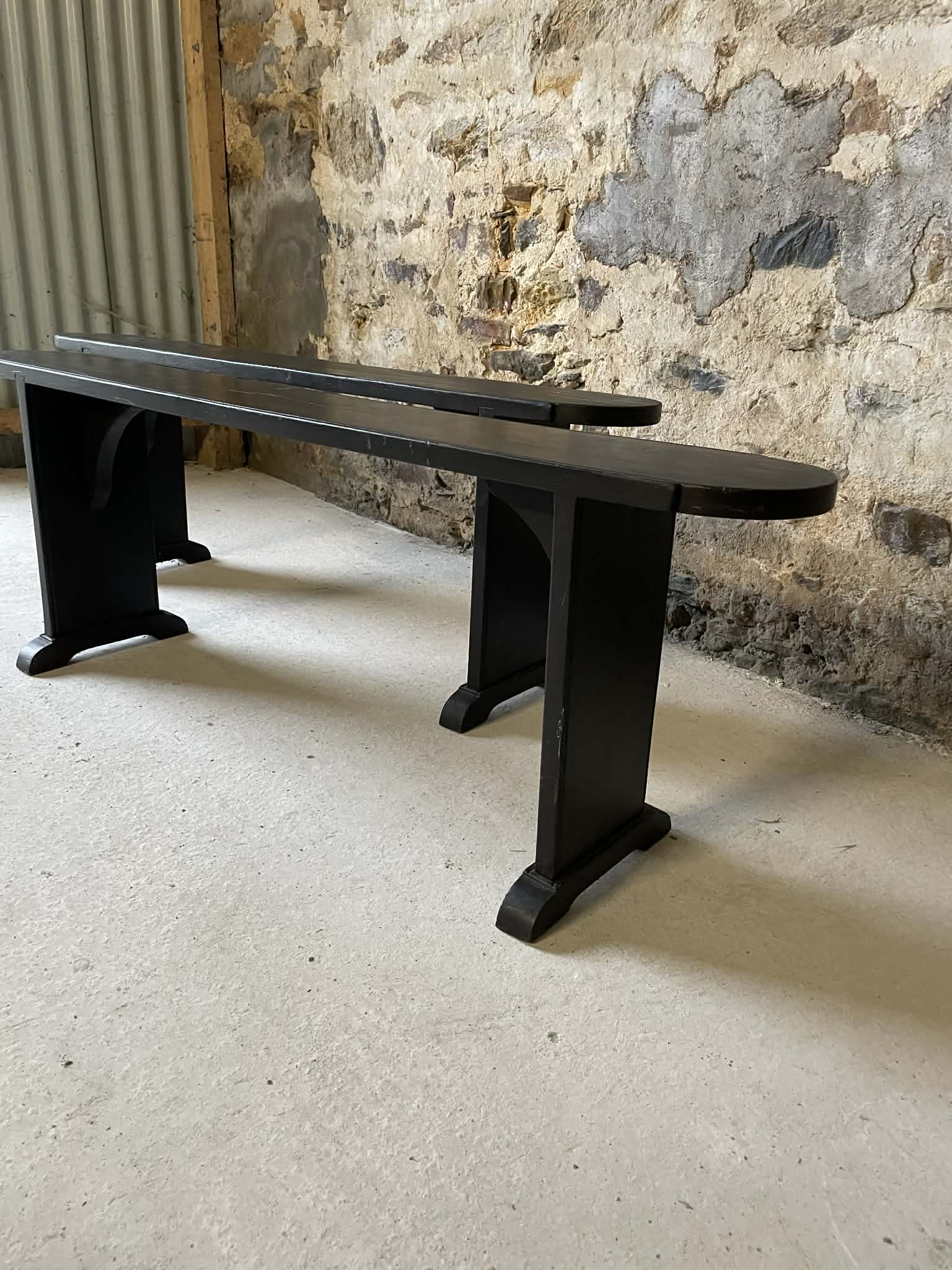 Paire de bancs en bois massif noir