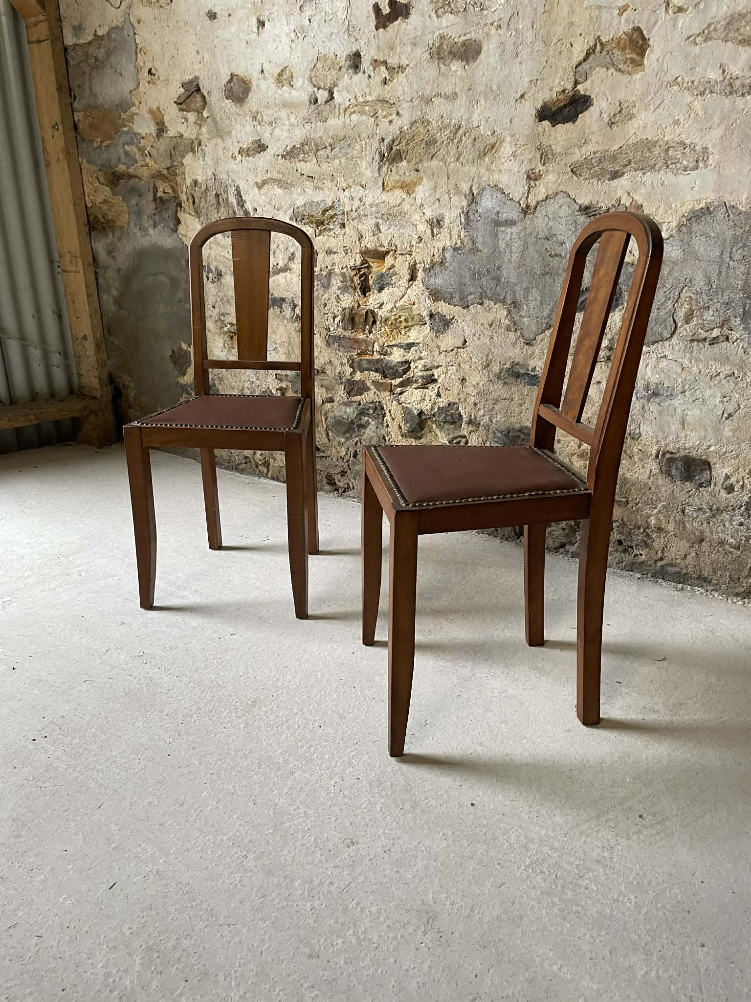 Lot de 2 chaises anciennes en bois et assise en cuir