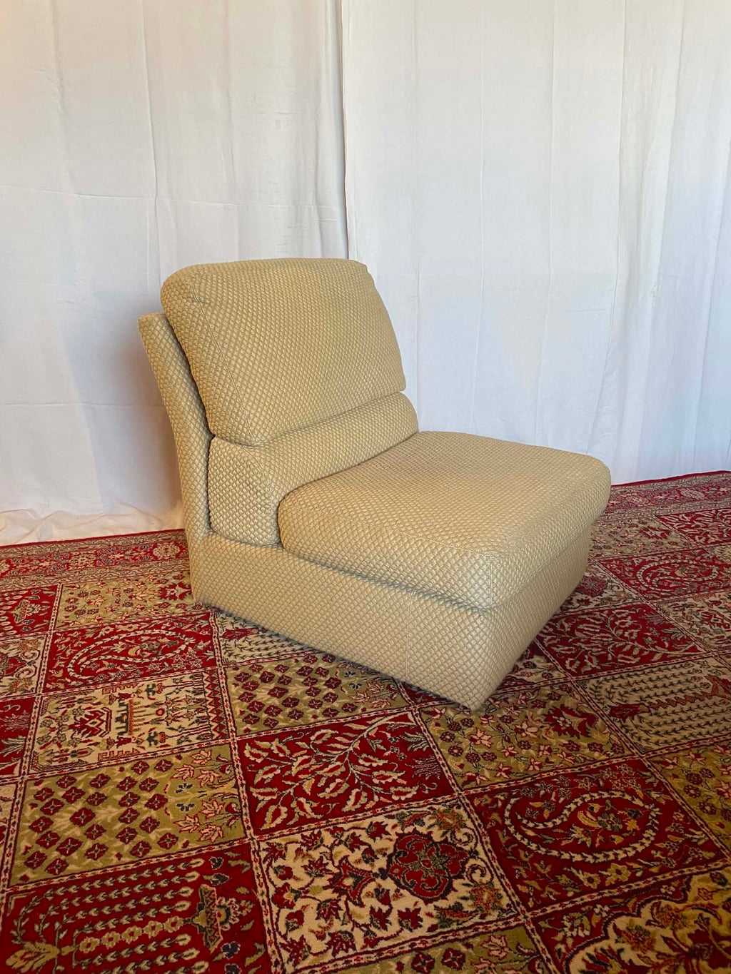 Chauffeuse vintage Swann en tissu beige texturé